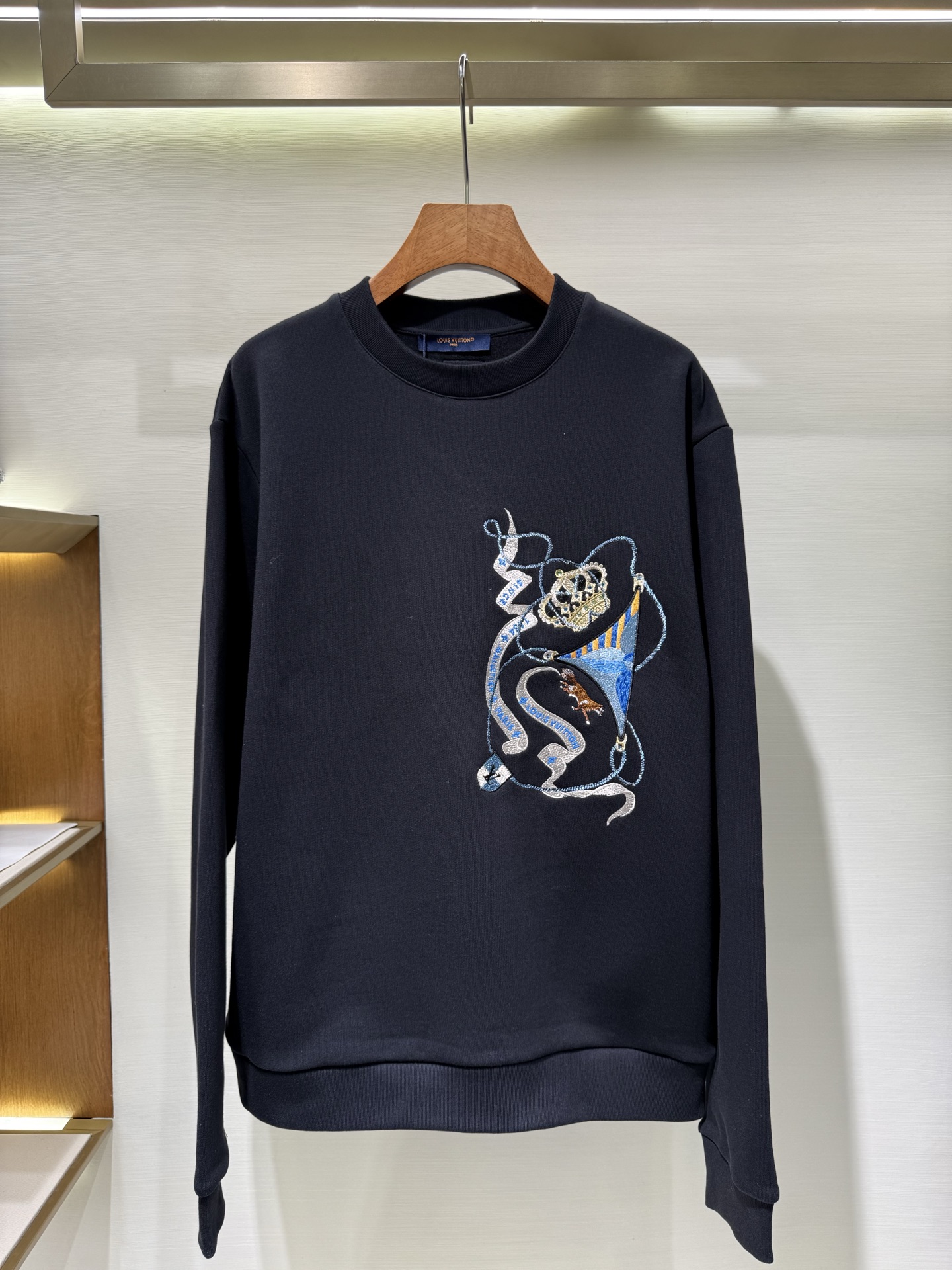 Sudadera de cuello redondo P205 LV de terciopelo con bordado multiartesanal. Este clásico jersey de manga larga se ha s…