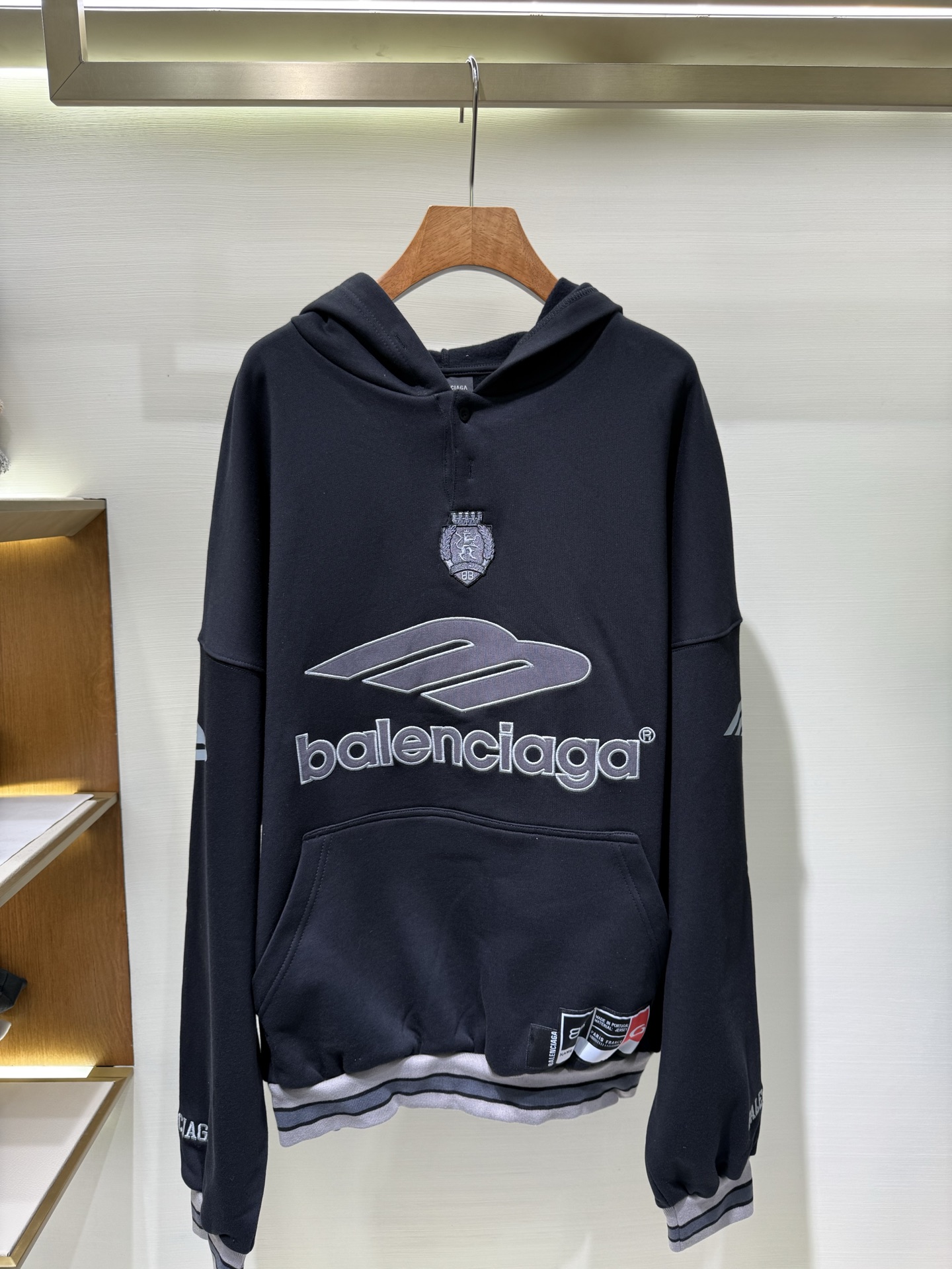 P255 BL Balenciaga sudadera con capucha con insignia 3M 3B FOOTBALL HOODIE Sudadera con capucha de cuello polo Precio: …
