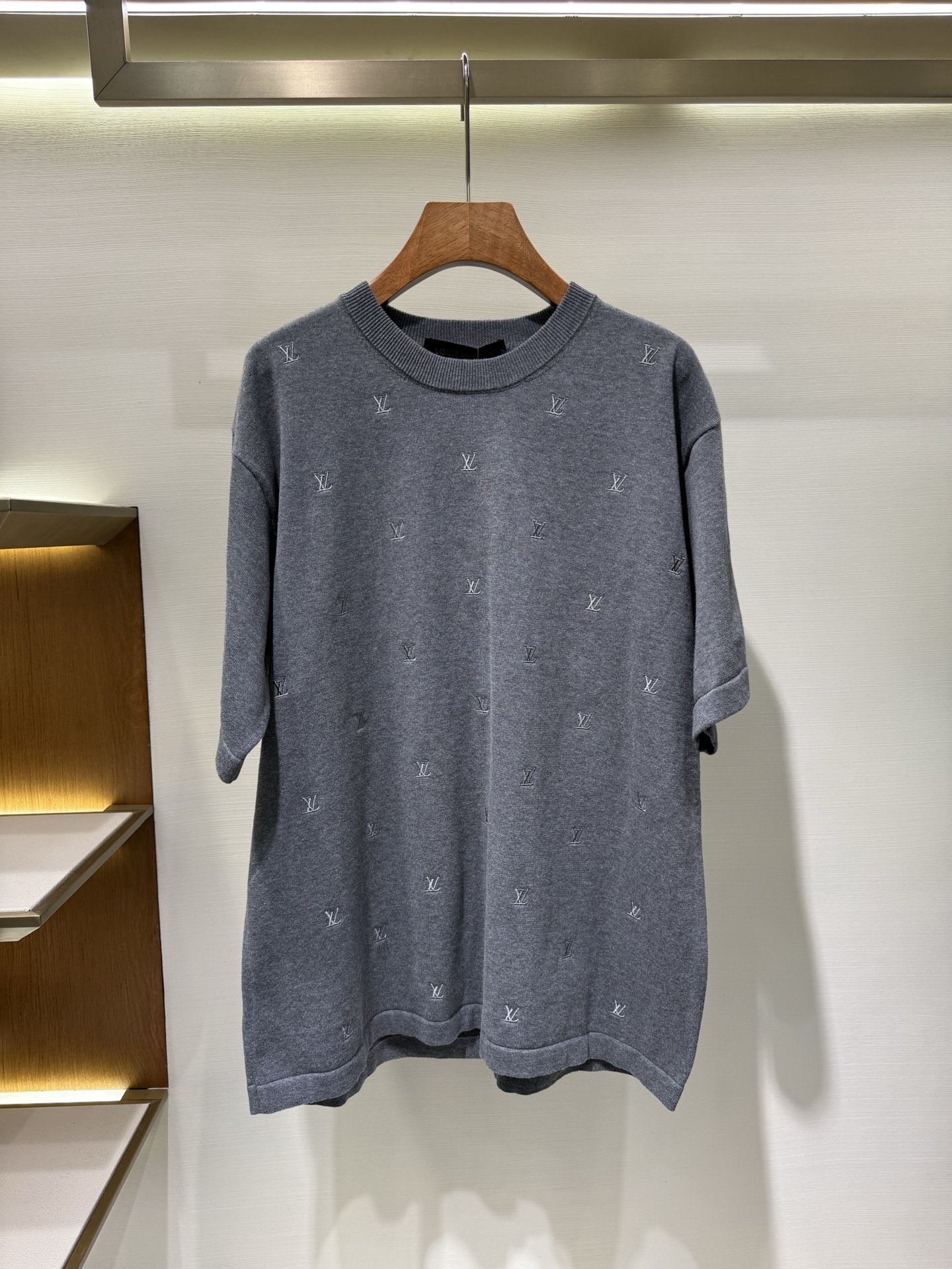 P218 LV Camiseta de manga corta de punto bordada con letras grises en toda la posición