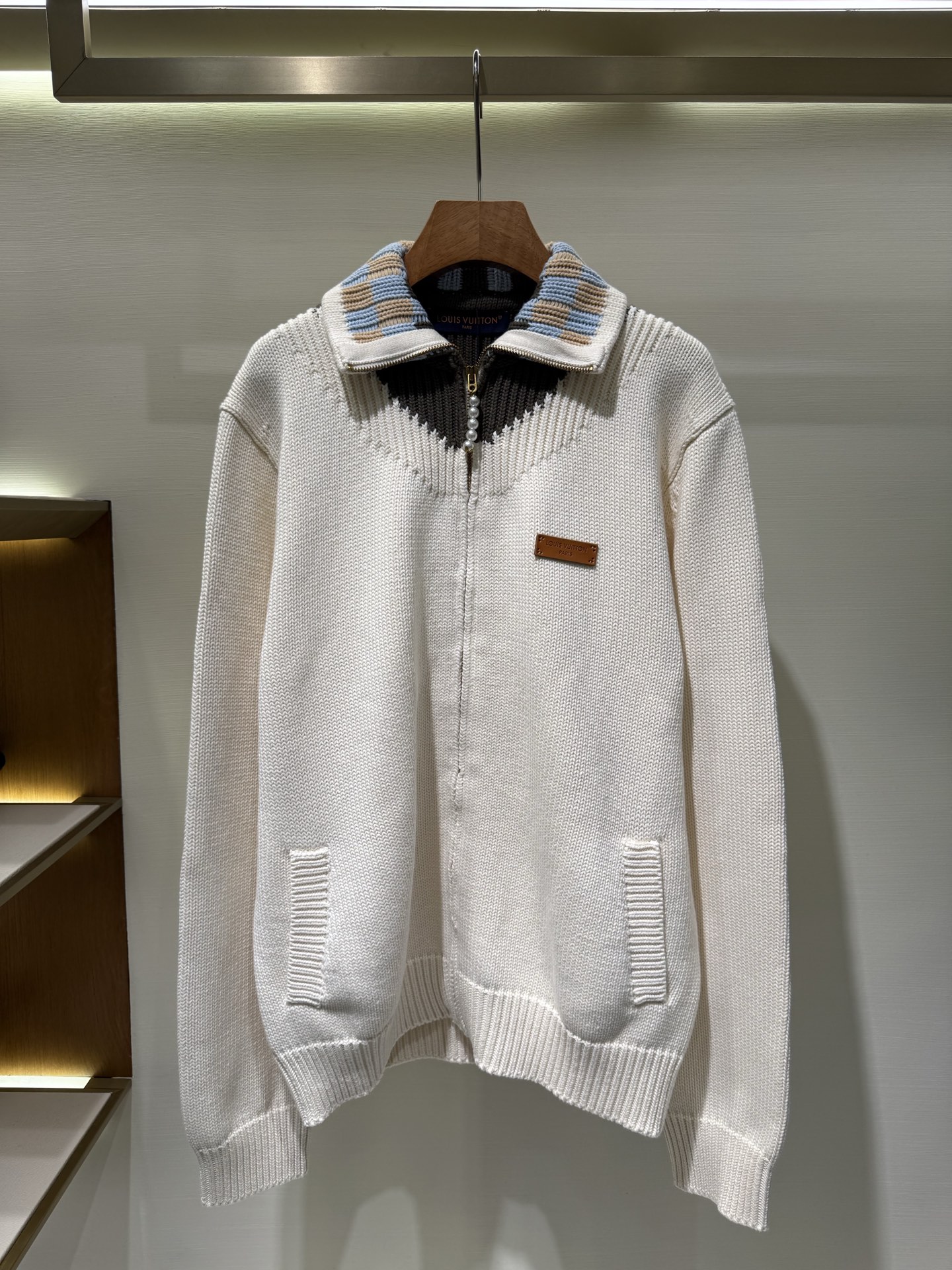 P310 Lv Zip Chaqueta tipo cárdigan deportiva de punto en intarsia Esta sudadera de punto de lana es una prenda versátil…