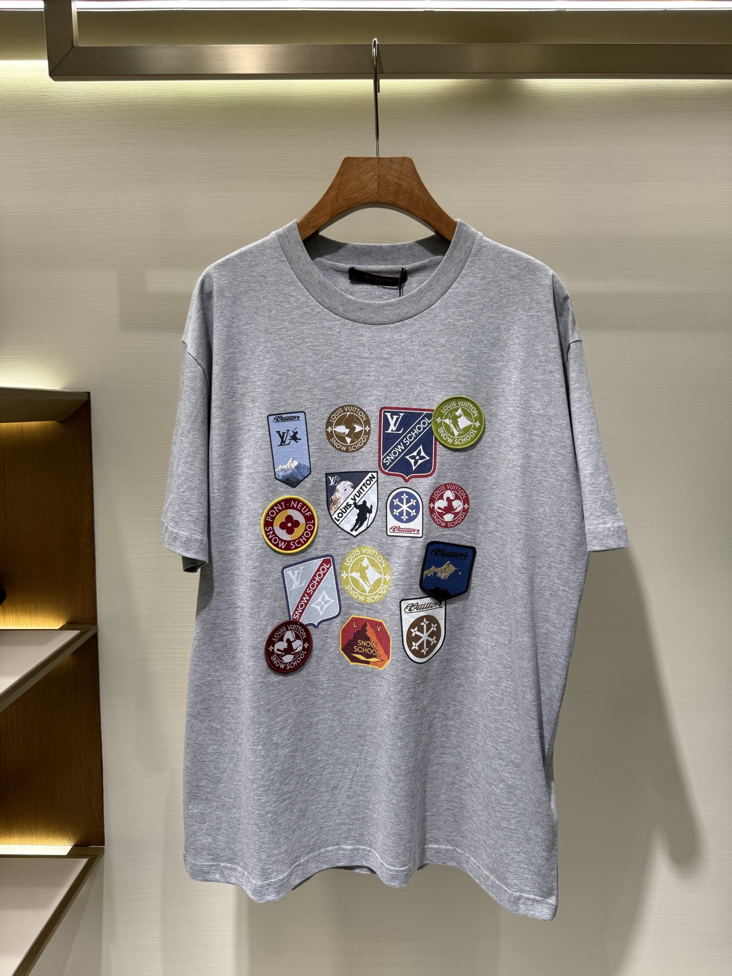 P168 Lv Camiseta de manga corta con estampado de sellos de viaje de la serie Ski Esta camiseta está hecha de una camise…