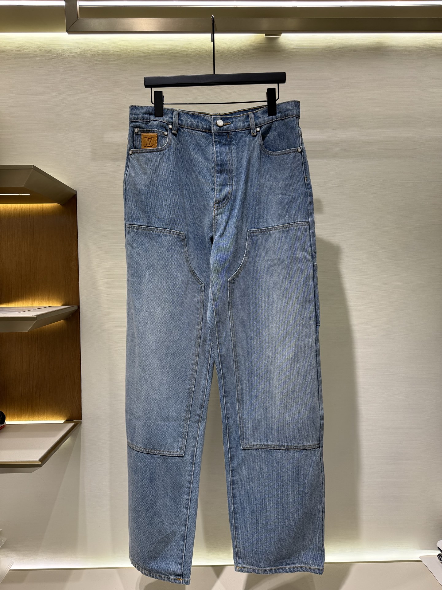 P305 Lv Vaqueros de trabajo lavados en azul claro Estos jeans de trabajo son un elemento básico de tu guardarropa. Está…