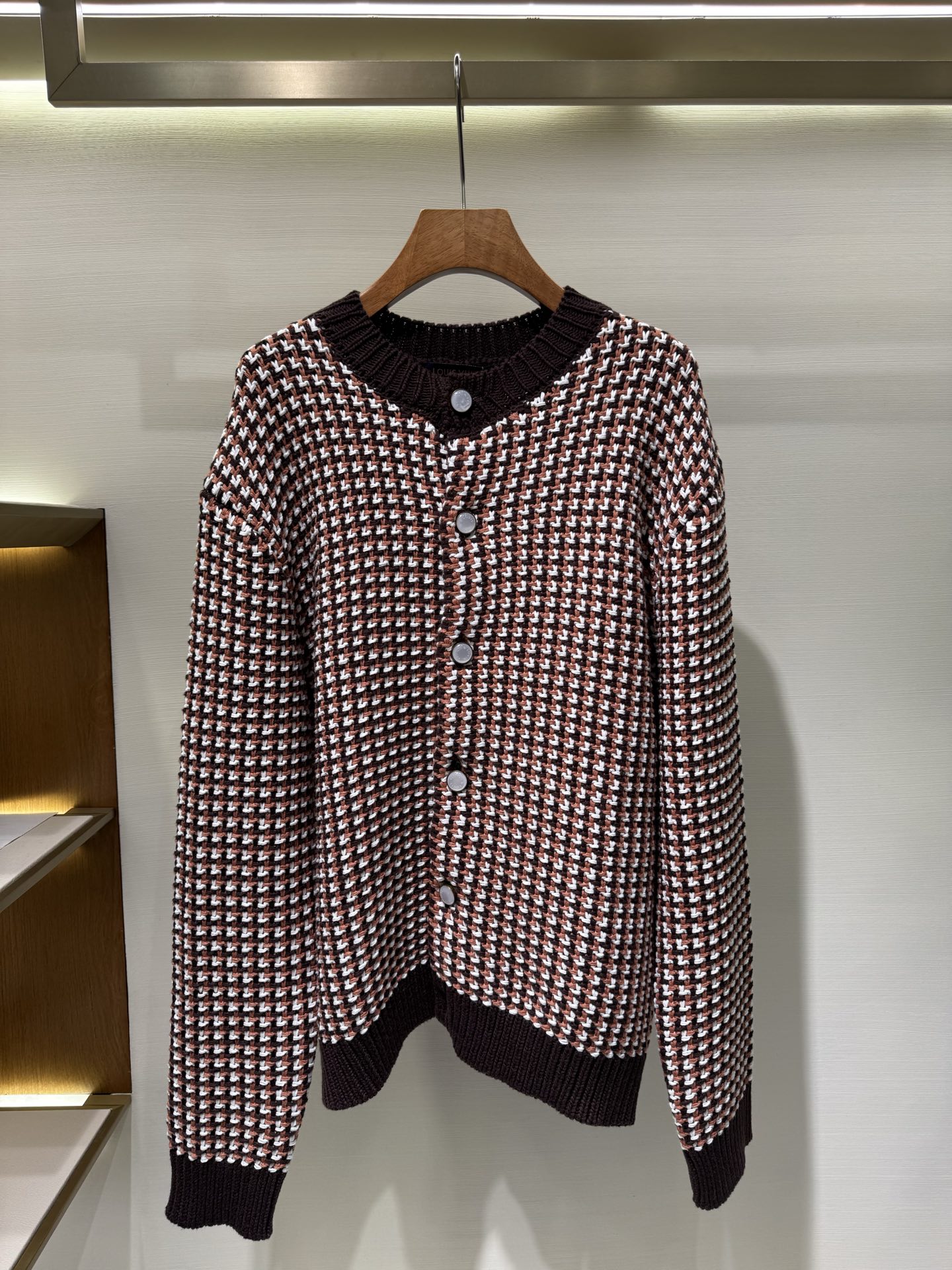 Chaqueta tipo cárdigan de lana de oveja de punto grueso P360 Lv Este cárdigan de lana está tejido con puntadas gruesas …