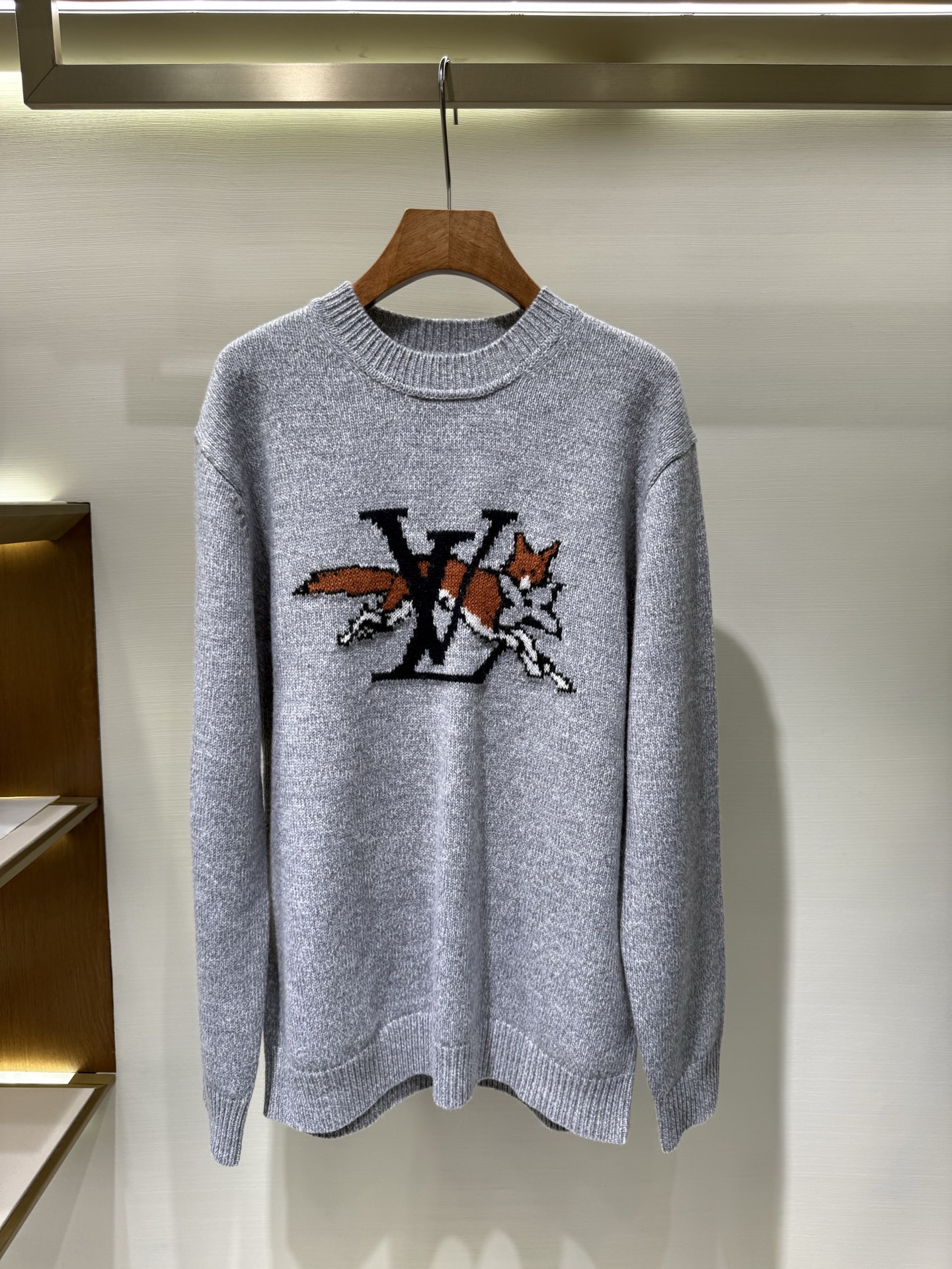 P280 LV Suéter de punto con monograma floral vibrante de zorro Este suéter de cuello redondo de punto grueso de manga l…