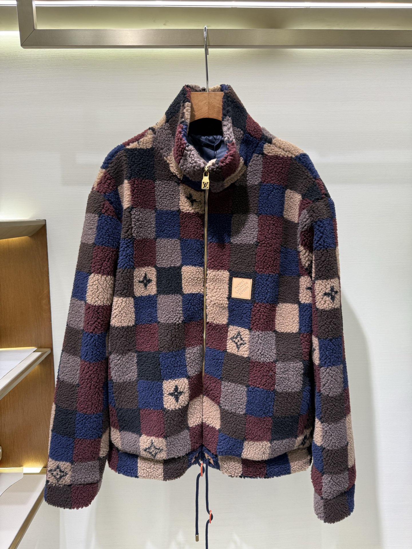 P320 Lv Chaqueta Teddy Velvet con cremallera en contraste Checkerboard Esta cálida chaqueta de gamuza con cremallera y …