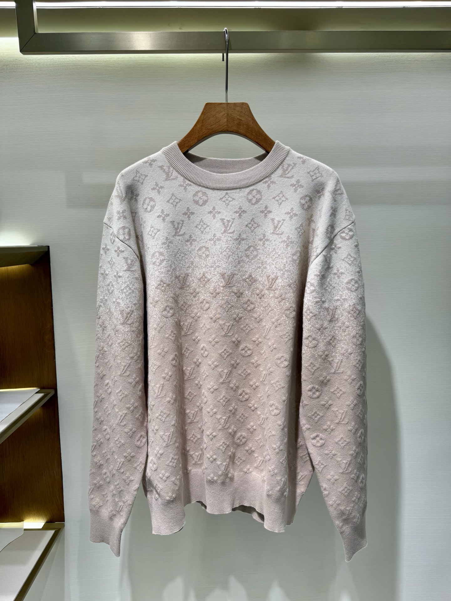 P315 Jersey de punto con cuello redondo y monograma Lv Este suéter de cuello redondo de punto de algodón fino tiene un …