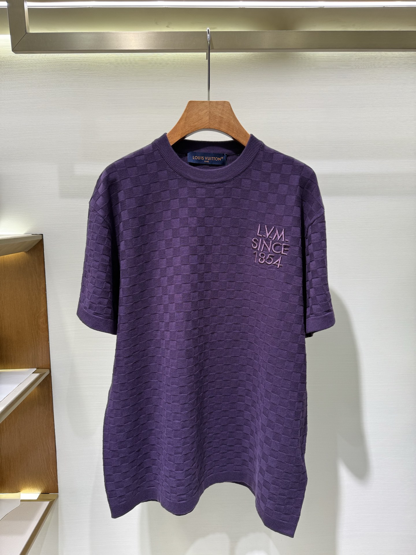 P243 Lv Camiseta de manga corta con cuello redondo y jacquard de cuadros Damier Esta camisa de algodón de manga corta c…