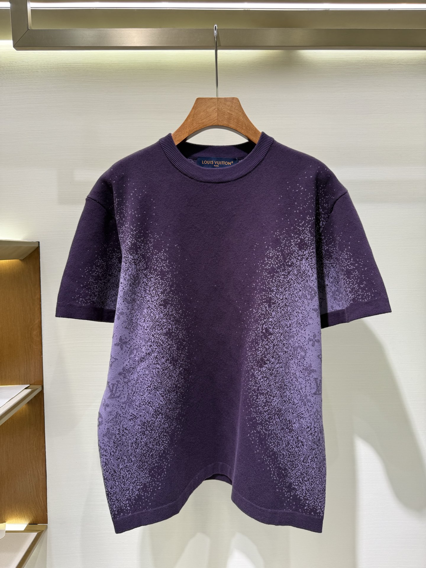P243 LV Camiseta de manga corta con cuello redondo y jacquard Monogram Presbyopia Esta camisa de algodón de manga corta…