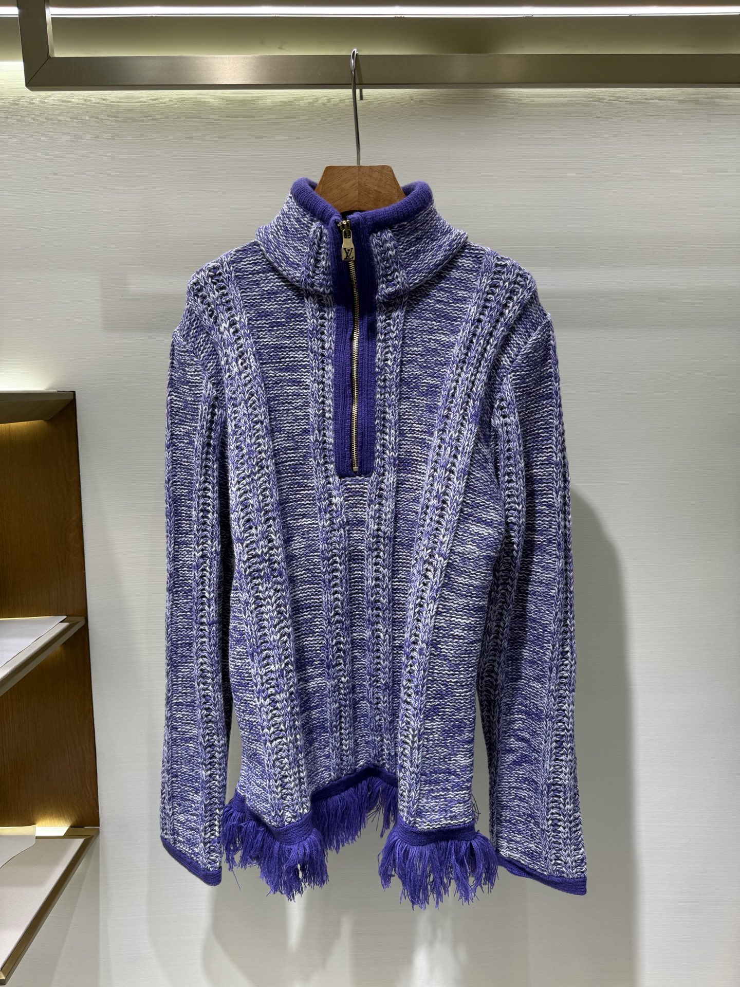P380 Suéter con media cremallera y dobladillo con flecos de jacquard a rayas Lv Este suéter con media cremallera encarn…