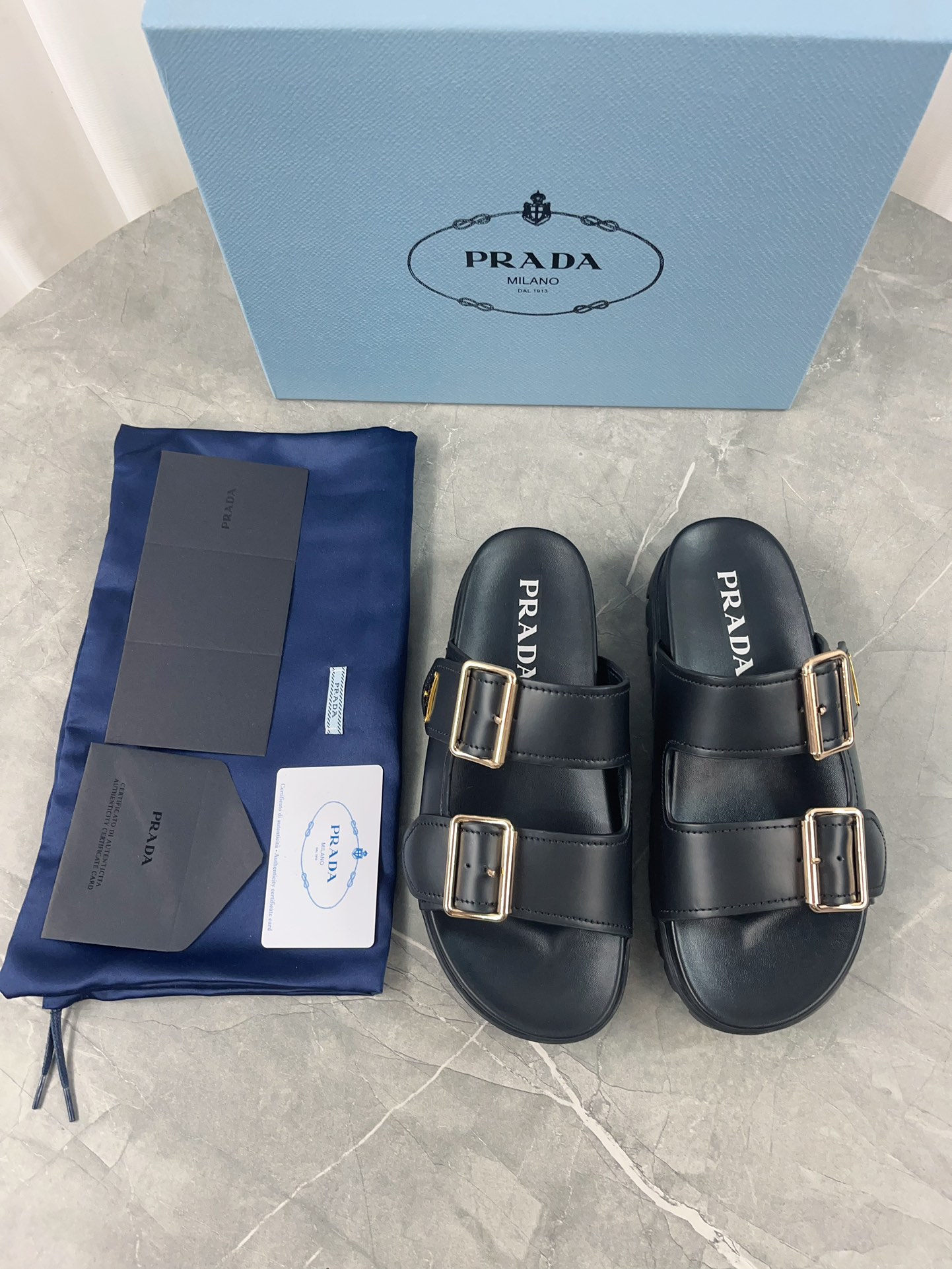NO:230668,PRADA's new sandals series of spring and summer show, classic thick-soled sandals, fabric mixed sheepskin surface, lambskin inner, original hardware 11 developed, soft and delicate feet, extremely comfortable, versatile, original foamed sole, easy to control, outsole height 6cm40 colors, in stock (35-41), slippers, prada, prada, sandals, slippers, sheepskin19860909PRADA普拉达春夏走秀新款凉鞋系列 经典厚底凉鞋 面料混种羊皮面 小羊皮内里 原版五金11开发 脚感柔软细腻 舒适度极高 百搭款 原版发泡大底 轻轻松松驾驭哦 大底高度6cm40色供应中（35-41）码,拖鞋,prada,prada,sandals,slippers,sheepskin,Women's Shoes