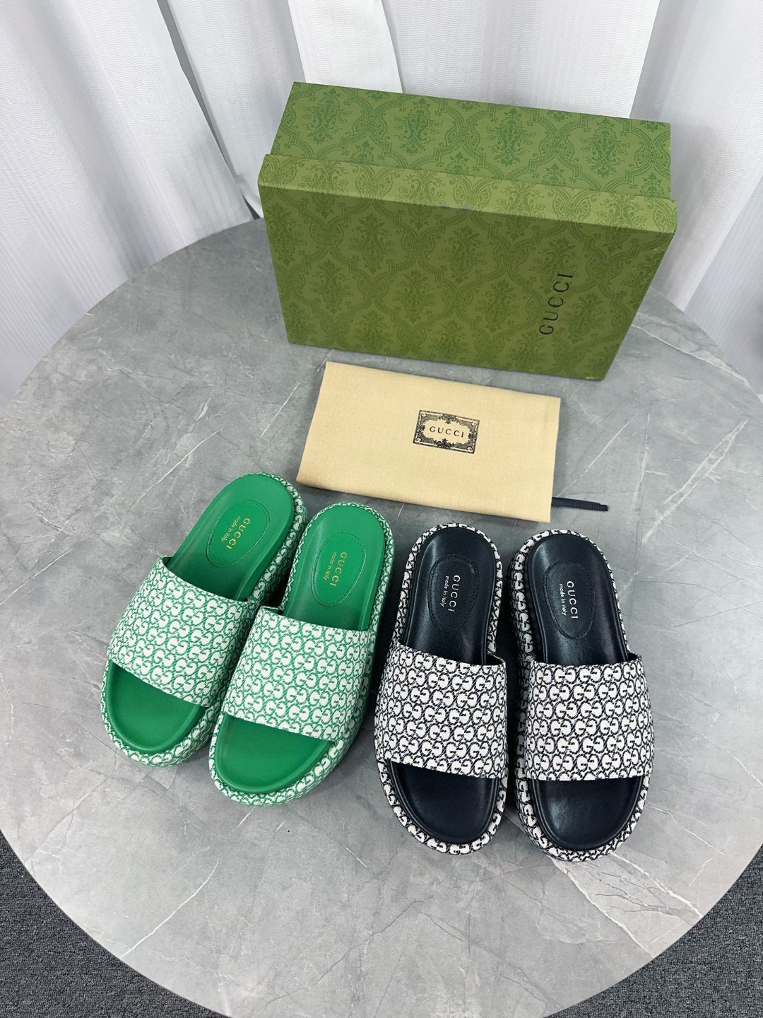 NO:229070,25 Gucci's latest limited-edition thick-soled slippers. Top quality is available for sale. Purchase genuine products. Material. Craftsmanship is consistent with the original version. The upper jacquard technology and special printing technology. Mixed-bred sheepskin. Outsole Italian private molded sole. Size 35-40. (Category 41 to 44 can be customized) Sole thickness 5.5cm forefoot 4cm, Slippers, gucci, slippers, sheepskin1986090925古奇Gucci高版本最新限量厚底拖鞋 .顶级品质发售 购入正品开发 . 材质.工艺与原版一致 鞋面原版提花工艺与特殊印刷工艺 内里混种羊皮 大底意大利私模大底 码数35-40码 ,（41到44码可订做） 底厚5.5cm 前掌4cm ,,拖鞋,gucci,slippers,sheepskin,Women's Shoes