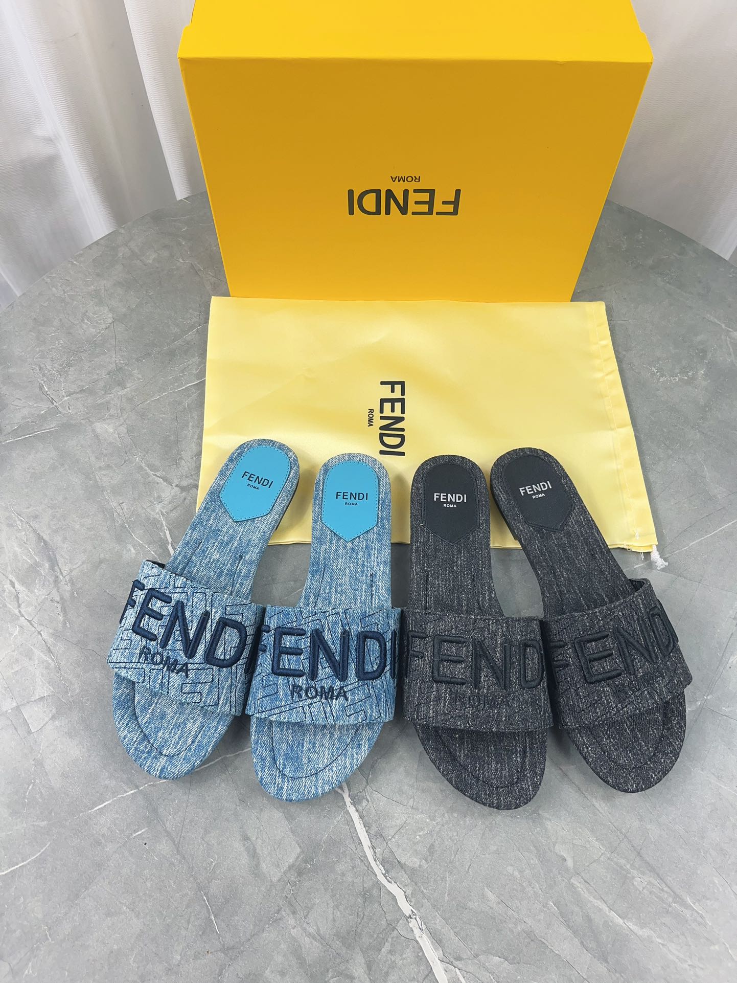 NO:229075,FENDI's latest hit, wide-trimmed flat slippers, antique blue denim material with stitching FF pattern embroidery, sizes 35-42, rubber sole, genuine leather sole, slippers, fendi, slippers19860909FENDI最新爆款,宽饰带平底拖鞋,仿旧蓝色牛仔布材质饰有缝线FF图案刺绣,35-42码,橡胶底,真皮底,拖鞋,fendi,slippers,Women's Shoes
