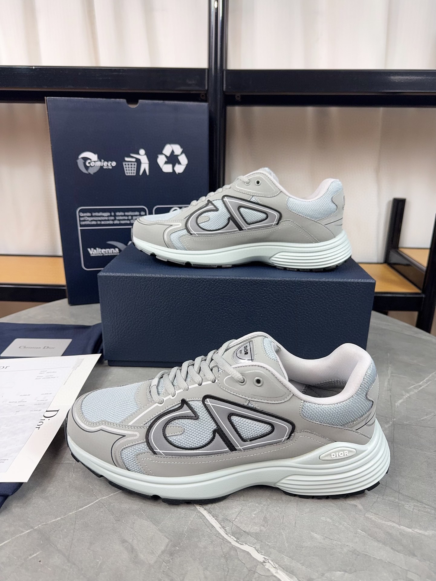 NO:230653,New (male model) Dior x Stone Island Stone Island Co-branded B30 series Casual Sports Shoes Dad Shoes Original Purchase and Development Make Goods This wonderful cooperation can be regarded as a unique dialogue, showing extraordinary creativity. KIM JONES (KIM JONES) presents the DIOR AND STONEISLAND limited series, the classic compass rose and the DIOR logo blend each other, decorating various exquisite styles. Original custom fabrics   mesh, inner customization, breathable inner, large sole original mold opening IP foam   TPU sole, bottom thickness 3.5CM, women's model 35-42  Men's 39-46 (38.45.46.47 customized) batch, dad shoes, dior, dior, sneakers19860909新款（限男款）Dior迪奥x石头岛Stone Island 联名款B30系列 休闲 运动鞋 老爹鞋 原版购入开发 做货 这次精彩的合作堪称一场别开生面的对话,展现了非凡的创意.金琼斯（KIM JONES）倾情呈献 DIOR AND STONEISLAND 限定系列,经典罗盘玫瑰与 DIOR 徽标相互融合,装点着各个精美款式. 面料原版定制科技面料 网面 内里定制透气内里 大底原版开模IP发泡 TPU大底 底厚3.5CM Size女款35-42 男款39-46（38.45.46.47定制）批,老爹鞋,dior,dior,sneakers,Women's Shoes