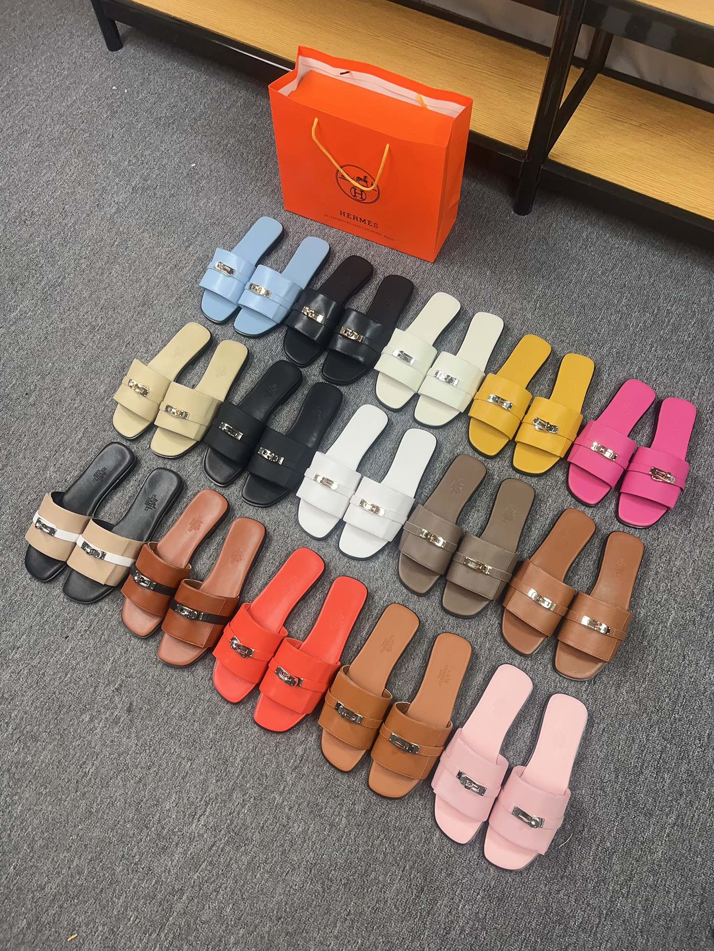 NO:230654,The new model in early spring, Hermès version and workmanship materials are upgraded. Hermes market's highest version of pure handmade shoes, top-grade product Hermès slippers The new model in early spring is the same as the original model in early spring, and it is purely handmade by the master level!  High-end customization, exclusive products, the industry's highest version uses Hermers upper imported cowhide   original custom-made Italian double-in-class leather outsole (pursuing top-level walking comfort) ~~ Packaging full set of original packaging━━━━━━━━━━ size35-41 (42) custom made without return or exchange), leather soles 180., Slippers, hermes, hermes, slippers, cowhide, Leather soles19860909早春新款,,Hermès版型做工材料升级. Hermes市场最高版本纯手工鞋 顶级产品爱马仕拖鞋 早春新款原版一样, 师傅级纯手工打造 ！高端定制,独家产品,行业最高版本采用Hermers鞋面意大利进口牛皮 原版订制级意大利双成真皮大底（追求顶级行走舒适度）～～ 包装全套原包装━━━━Hermes━━━━━ size35-41（42）定做不退换） ,皮底180.,拖鞋,hermes,hermes,slippers,cowhide,Leather soles,Women's Shoes