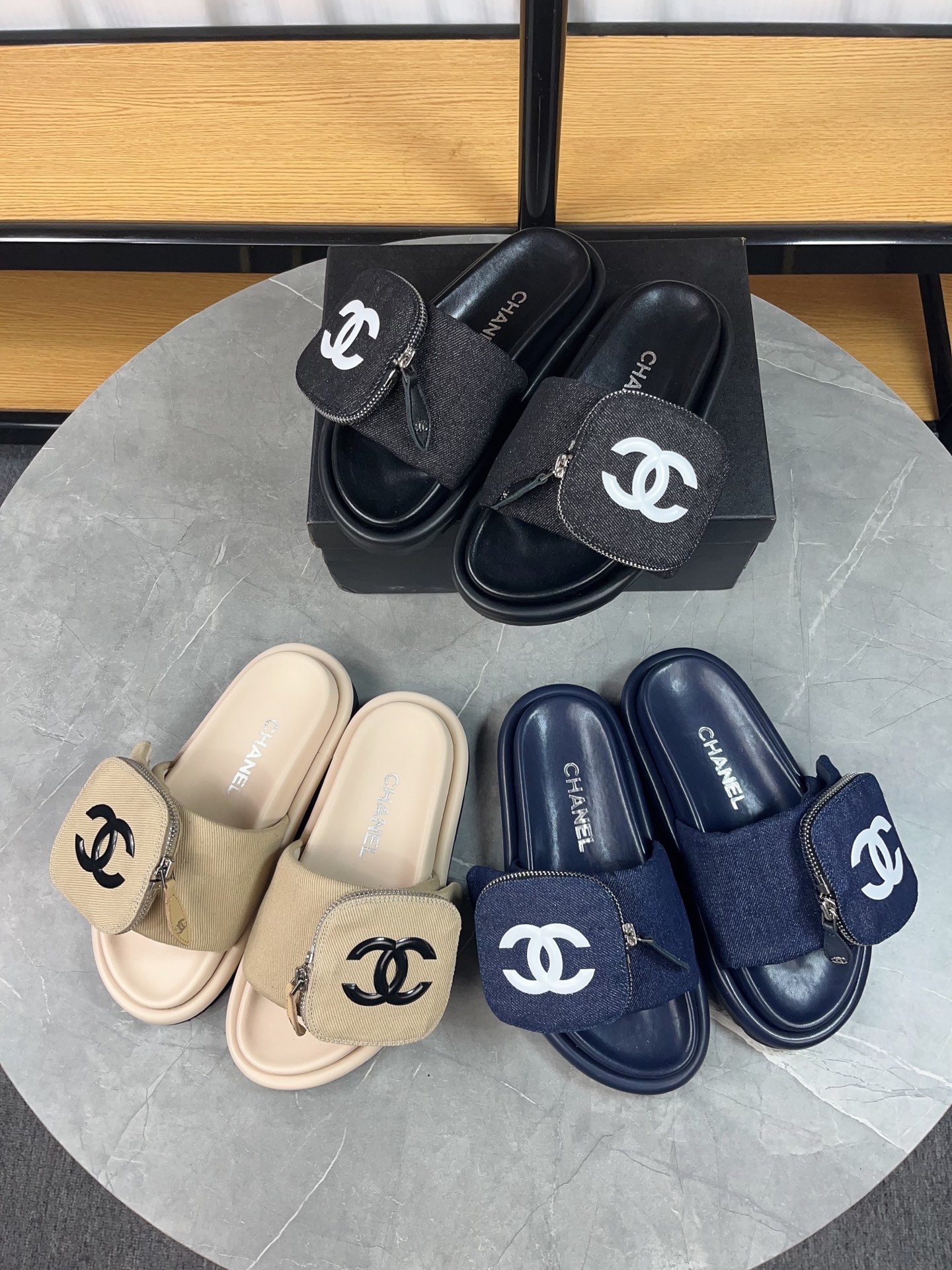 NO:230650,Chanel 2025 hit sandals This model Pool Pillow Comfort flat sandals are made of technological fabrics, reinterpreted with high-frequency imprinting technology Monogram pattern. Soft padded uppers are paired with adjustable Velcro, and comfortable and tough insoles add harmonious color. Fabric: Original customized technology fabric, soft sheepskin inner, original open molded rubber foam sole 35-40 (41 custom made, no return or replacement), slippers, chanel, slippers, sheepskin19860909香奈儿2025爆款 凉拖鞋 本款 Pool Pillow Comfort 平底凉拖取材科技织物,以高频压印技术重绎 Monogram 图案.柔软加垫鞋面搭配可调节魔术贴,舒适韧性鞋垫再添和谐色彩 面料: 原版定制科技织物 内里柔软羊皮里 鞋底原版开模橡胶发泡大底 35-40（41订做不退不换）,拖鞋,chanel,slippers,sheepskin,Women's Shoes