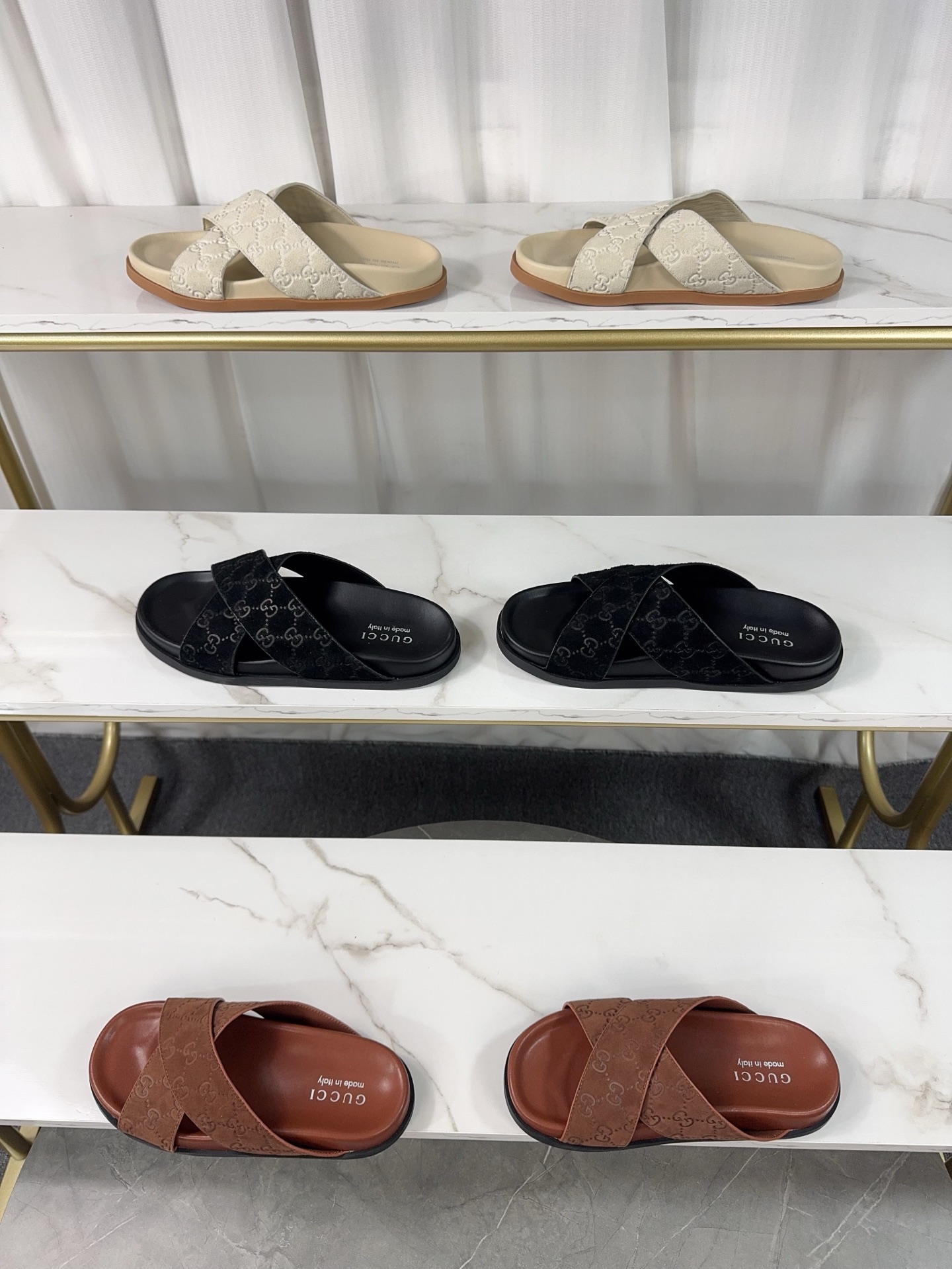 NO:543463,2025Gucci Gucci Summer New Style Double G Presbyopia Flip Flops Cross Sandals Slippers Beach Shoes Original purchase and development Production G's new summer dark horse item, fashion bloggers at home and abroad have shown off, popular on social platforms at home and abroad, fashionistas must invest, heavy investment in mold making Craftsmanship, accurate restoration of every detail Exquisite packaging at the delivery counter Original imported double G presbyopic leather on the fabric Original imported leather on the lining  Original molded TPU outsole, slippers, gucci, gucci, sandals, slippers198609092025Gucci 古奇 夏季新款 双G 老花 一字拖 交叉凉鞋 拖鞋 沙滩鞋 原版购入开发 做货 G家夏季新款黑马单品,海内外时尚博主纷纷上脚大秀,火遍海内外社交平台,时尚达人必入款,重金开模打造 匠心工艺,精准还原每个细节 配送专柜精美包装 面料原版进口双G老花皮革 内里原版进口皮革 鞋底原版开模TPU大底,拖鞋,gucci,gucci,sandals,slippers,Women's Shoes