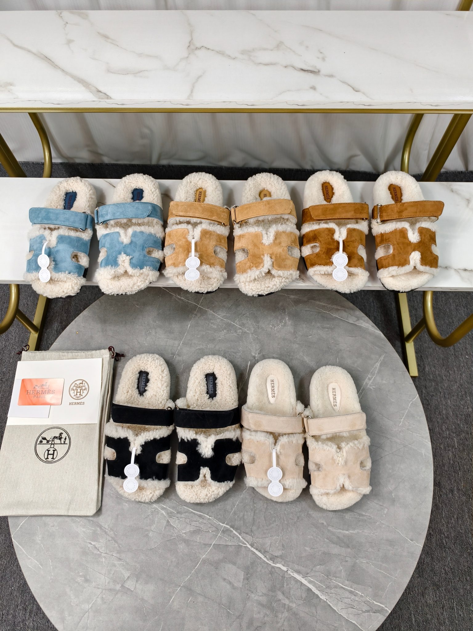 NO:543457,He's surprise, the top-quality fashion style, the light luxury hermes Teddy hair rub is really soft and glutinous.... The first pair of hair rub rubs in early winter is really too comfortable to wear, like stepping on a carpet and not wanting to take off. It's commonly known as the second uncle slippers. It brings an extremely comfortable day...Material anti-slip sole size 35-42, fur shoes slippers, hermes, hermes, slippers19860909He的一波惊喜爱马仕毛拖妥妥的时尚款顶级出品轻奢hermes泰迪毛拖真的软软糯糯超美.......初冬的第一双毛拖,真的穿起太舒服了,像踩在地毯上完全不想脱下来,俗称二舅拖鞋它来啦...带来极度舒适的一天.....材质防滑大底 码数35-42,毛毛鞋拖鞋,hermes,hermes,slippers,Women's Shoes