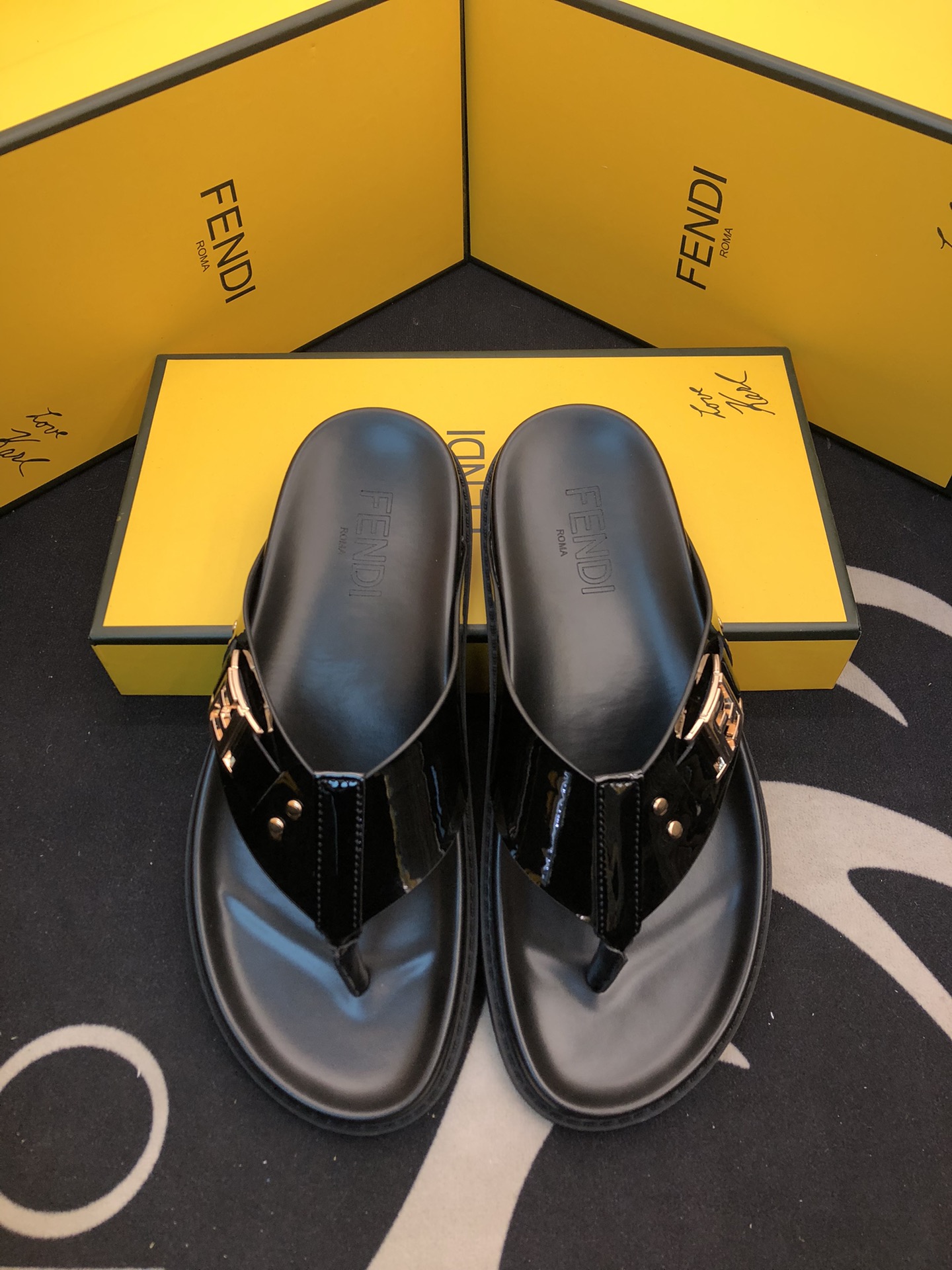 Online China
 Fendi Shoes Slippers