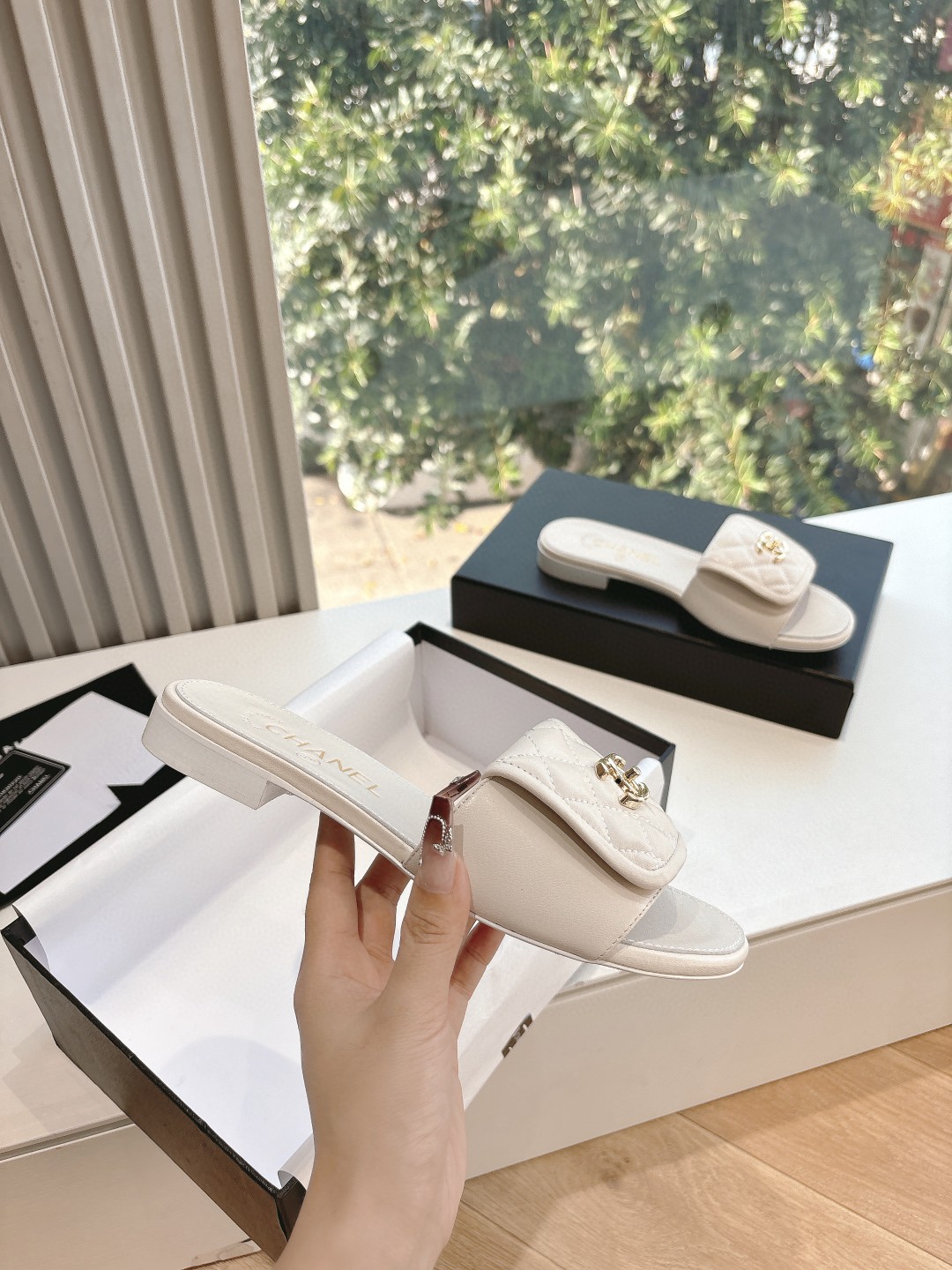 NO:234660,CHANEL Chanel Xiaoxiang's most popular flat-soled diamond-shaped slippers. The counter is simply snatched up. Photos from major social platforms are popular. This episode's catwalk style is definitely too handsome, and it is definitely the hottest style of this season. The counter fairies are really too aware of the goods. They don't stick to their feet and will not scratch their feet. The texture is very soft and comfortable. Super versatile. 1 fabric: cowhide 2 linings: environmentally friendly imported sheepskin linings 3 big soles: genuine leather soles 4 sizes 35-39 (customized for 40.41.42), slippers, chanel, chanel, slippers, cowhide, sheepskin19860909CHANEL香奈儿小香最火平底菱格拖鞋 专柜简直疯抢了,各大社交平台热门晒图,这期的走秀款绝对太帅了,绝对是这一季最热门的款式,专柜仙女们真的太识货了,不卡脚也不会磨脚,质感上脚是非常柔软舒服的.超级百搭. 1面料:牛皮 2内里:环保进口羊皮内里 3大底:真皮底 4码数35-39（40.41.42定做）,拖鞋,chanel,chanel,slippers,cowhide,sheepskin,Women's Shoes