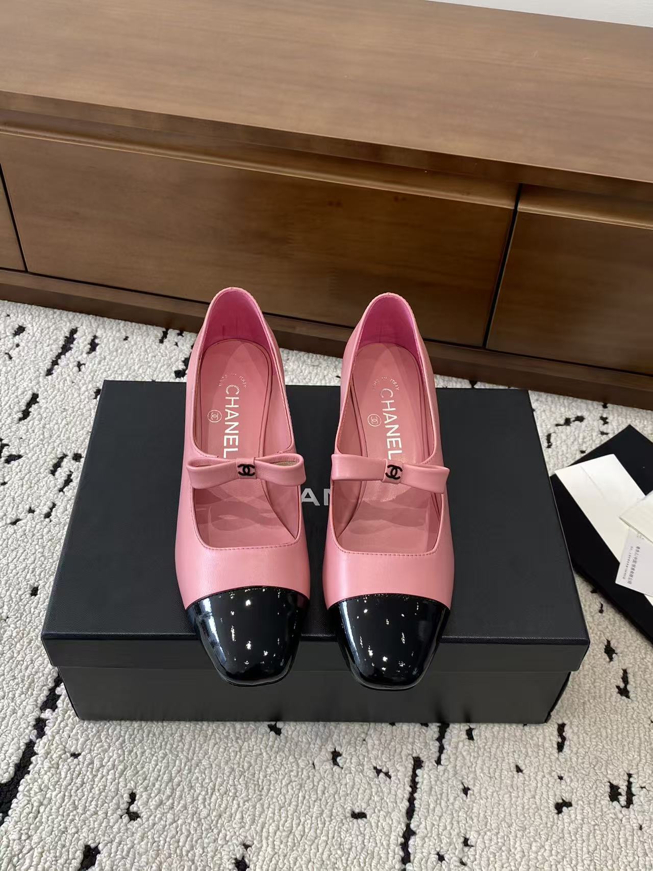 NO:535159,High-version Xiaoxiangjia single shoes CHANE*｜, big hit!  Xiaoxiang 2025 official website Chanel autumn and winter single shoes four seasons dancing shoes series new loafers full of retro style. Delicate shoe shape looks very likable, small square and round head sets off the feet, giving people a kind of retro sentimental shoes of the era, new European and American catwalks, hot products 1 original custom sheepskin 2 original sheepskin inner 3 soles: original genuine leather soles. 4 original heel 5 cm. Size 35-41 (40 41 custom made without return or exchange), high heels single shoes, chanel, chanel, chanel, loafers, high heels, sheepskin, Leather soles19860909高版本小香家单鞋CHANE*｜,大爆款！小香2025官网香奈儿秋冬单鞋四季跳舞鞋系列新品乐福鞋满满的复古风 秀气的鞋型 看着就很讨喜,小方圆头 衬托脚也变得瘦瘦的,上脚给人就是一种年代的复古情怀鞋、欧美走秀新款,爆款产品 1原版定制羊皮 2原版羊皮内里 3大底:原版真皮大底. 4原版跟5厘米.码数35-41（40 41定做不退换）,高跟鞋单鞋,chanel,chanel,chanel,loafers,high heels,sheepskin,Leather soles,Women's Shoes