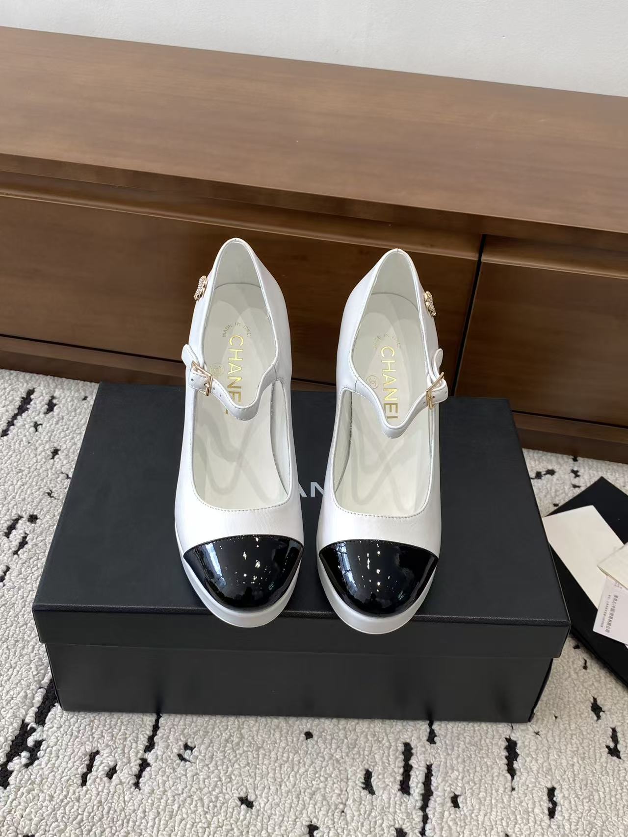 NO:535156,High-version Xiaoxiangjia single shoes CHANE*｜, big hit!  Xiaoxiang 2025 official website Chanel autumn and winter single shoes four-season dance shoes series new loafers full of retro style. Delicate shoe shape looks very likable, small square and round head sets off the feet, giving people a kind of retro sentimental shoes of the era, new European and American catwalks, hot products 1 original custom sheepskin 2 original sheepskin inner 3 soles: original genuine leather soles. 4 original heel + water platform 10 cm. Size 35-41 (40 41 custom made no return or exchange), high heels single shoes, chanel, chanel, chanel, loafers, high heels, sheepskin, Leather soles19860909高版本小香家单鞋CHANE*｜,大爆款！小香2025官网香奈儿秋冬单鞋四季跳舞鞋系列新品乐福鞋满满的复古风 秀气的鞋型 看着就很讨喜,小方圆头 衬托脚也变得瘦瘦的,上脚给人就是一种年代的复古情怀鞋、欧美走秀新款,爆款产品 1原版定制羊皮 2原版羊皮内里 3大底:原版真皮大底. 4原版跟+水台10厘米.码数35-41（40 41定做不退换）,高跟鞋单鞋,chanel,chanel,chanel,loafers,high heels,sheepskin,Leather soles,Women's Shoes