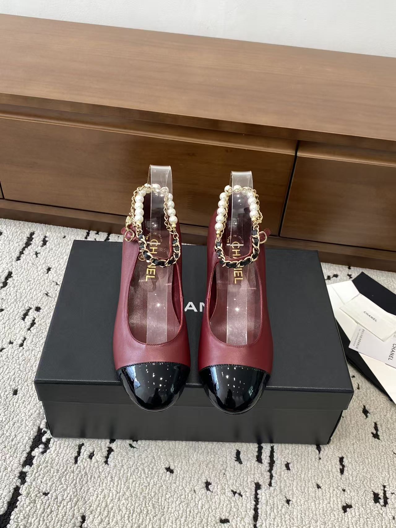 NO:535151,High-version Xiaoxiangjia single shoes CHANE*｜, big hit!  Xiaoxiang 2025 official website Chanel single shoes dancing shoes series new loafers full of retro style. Delicate shoe shape looks very likable, with a small round toe that sets off the feet and makes people look thin. The foot is a retro sentimental shoes of the past, new European and American catwalks, hot products 1 original custom-made sheepskin 2 original inner sheepskin 3 soles: original genuine leather soles. Heel height 6 cm 4 sizes 35-41 (40 41 custom made without return), Mary Jane, chanel, chanel, chanel, loafers, mary jane, sheepskin, Leather soles19860909高版本小香家单鞋CHANE*｜,大爆款！小香2025官网香奈儿单鞋跳舞鞋系列新品乐福鞋满满的复古风 秀气的鞋型 看着就很讨喜,小圆头 衬托脚也变得瘦瘦的,上脚给人就是一年代的复古情怀鞋、欧美走秀新款,爆款产品 1原版定制面羊皮 2原版内里羊皮 3大底:原版真皮大底.跟高6厘米 4码数35-41（40 41定做不退换）,玛丽珍,chanel,chanel,chanel,loafers,mary jane,sheepskin,Leather soles,Women's Shoes