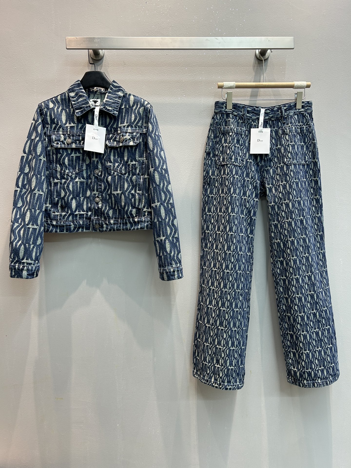 NO:309015,coat!  Pants style shipped!  Original development!  CD autumn and winter new jacquard denim jacket and trousers set, original custom twill cotton denim material, with excellent texture, crisp and comfortable, and full of jacquard craftsmanship and printing the latest logo pattern, fashionable and atmospheric!  Double-sided pocket decoration adds layering, and leather card decoration behind it!  Straight wide-leg style, smooth lines, high-waist design, fashionable and fashionable outfit, and easy to wear. The rate of return on the street is very high!  SML, Jackets & coats,alexander wang19860909外套！裤子款出货！原版开发！CD秋冬新款提花牛仔外套长裤套装,原版定制斜纹棉牛仔材质,质感上乘 挺括舒适,采用提花工艺满印最新标志花纹图案,时髦大气！双侧口袋装饰,增添层次感,背后 皮牌装饰！直筒阔腿版型,线条流畅,高腰设计,穿搭时髦洋气,包容好穿.出街回头率超高！SML,,jackets & coats,alexander wang,Women's clothing