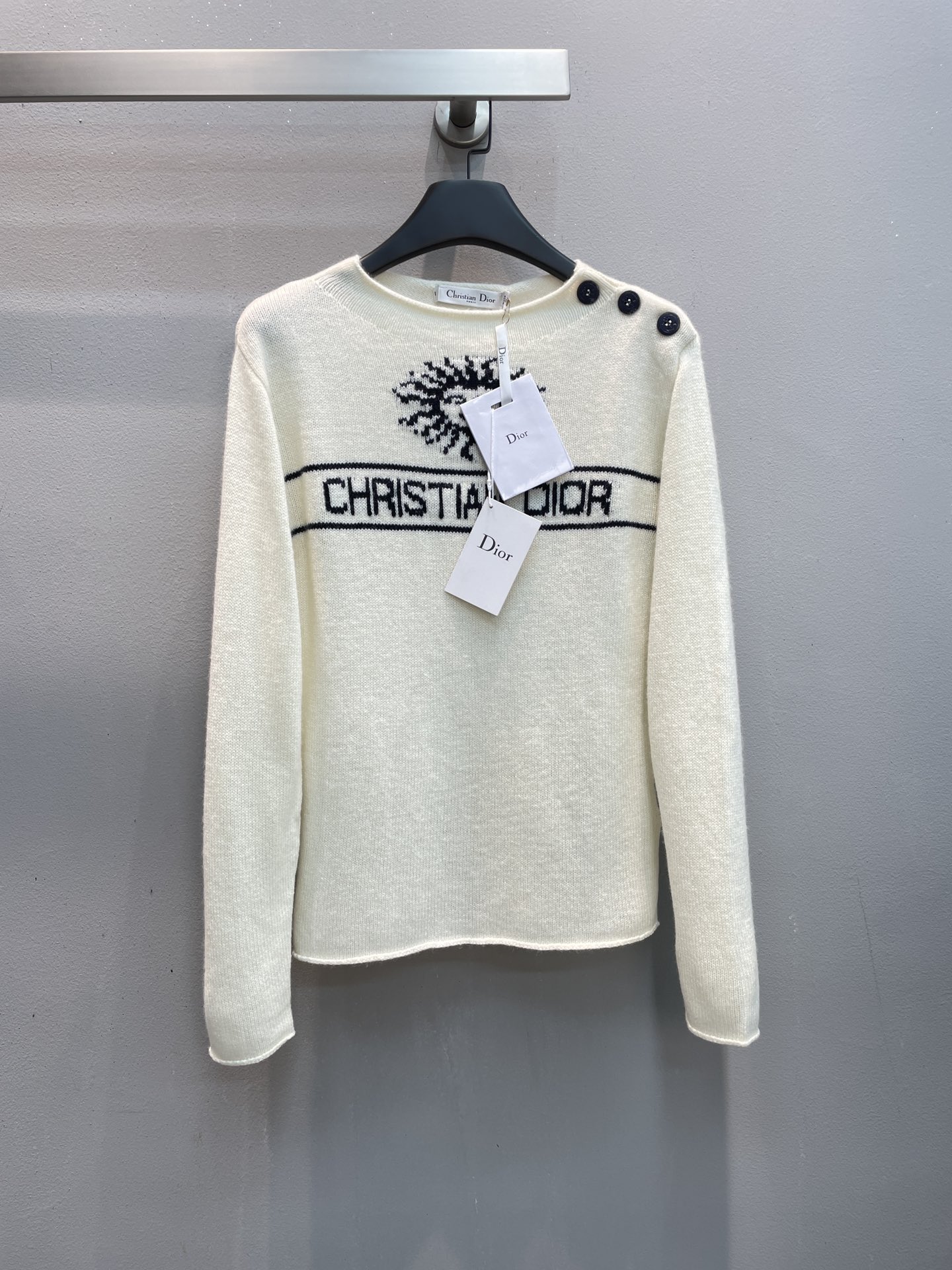 NO:458106,New model is shipped. Original development CD autumn and winter new Sun God shoulder button sweater. Cashmere material is carefully crafted. The front is decorated with Sun God inlay logo slogan jacquard, gentle, delicate, soft and glutinous. It has no sense of tactile wear. It looks slim but not tight. It has both quality and comfort. Number of 36 38 40,,sweaters,alexander wang19860909新款出货啦 原版开发CD秋冬新款太阳神肩扣毛衣 山羊绒材质精心制作 正面饰以太阳神嵌织logo标语提花,温和、细腻、又软又糯 贴身穿也无扎感 修身显瘦但不紧身 品质与舒适度兼具.码数36 38 40,,sweaters,alexander wang,Women's clothing