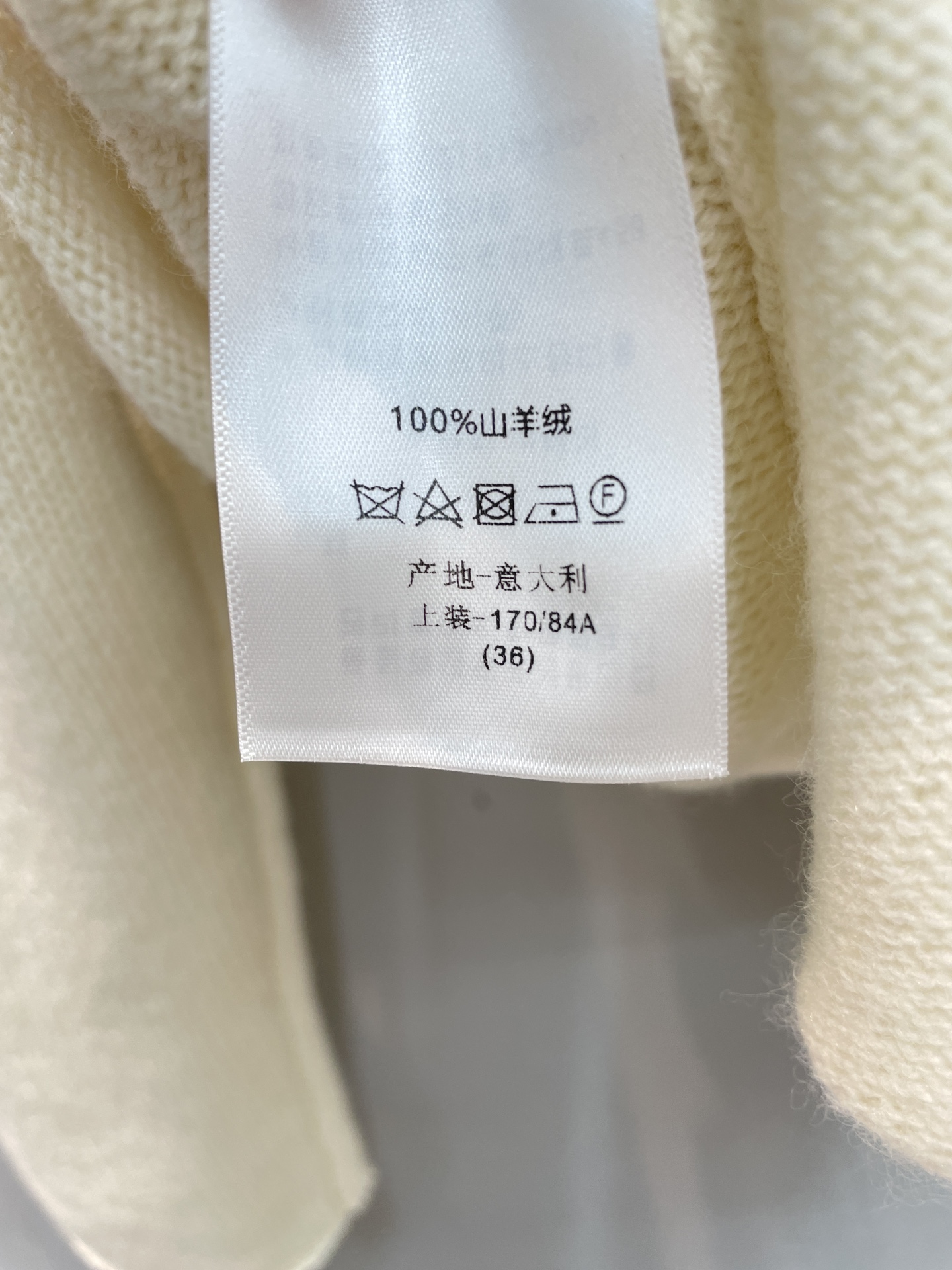 新款🔥出货啦🎺 原版开发 CD2024秋冬新款船锚肩宽幸运星毛衣  采用山羊绒织物精心制作，正面饰以Di