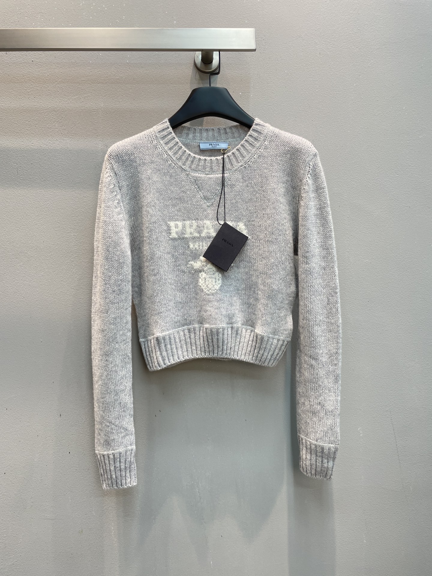 NO:458079,New style shipped original development P home autumn and winter new letter logo high waist long-sleeved sweater Dingfang cashmere blend yarn close-fitting and skin-friendly and warm, delicate touch The iconic triangle logo avatar highlights the unique brand style Rib knitted cuffs and hem Minimalist temperament High waist length Shows waist Slim and taller Paired with high waist pants without showing bulky body proportions. Size 36 38 40, Sweaters, alexander wang19860909新款 出货啦 原版开发 P家秋冬新款字母logo高腰长袖毛衣 定纺山羊绒混纺纱 贴身亲肤保暖 手感细腻 标志性的三角形徽标化身 彰显与众不同的品牌格调 罗纹针织袖口和下摆 极简气质 高腰款长度 显腰身 显瘦、显高 搭配个高腰裤不显臃肿的同时拉长身材比例.码数36 38 40,,sweaters,alexander wang,Women's clothing