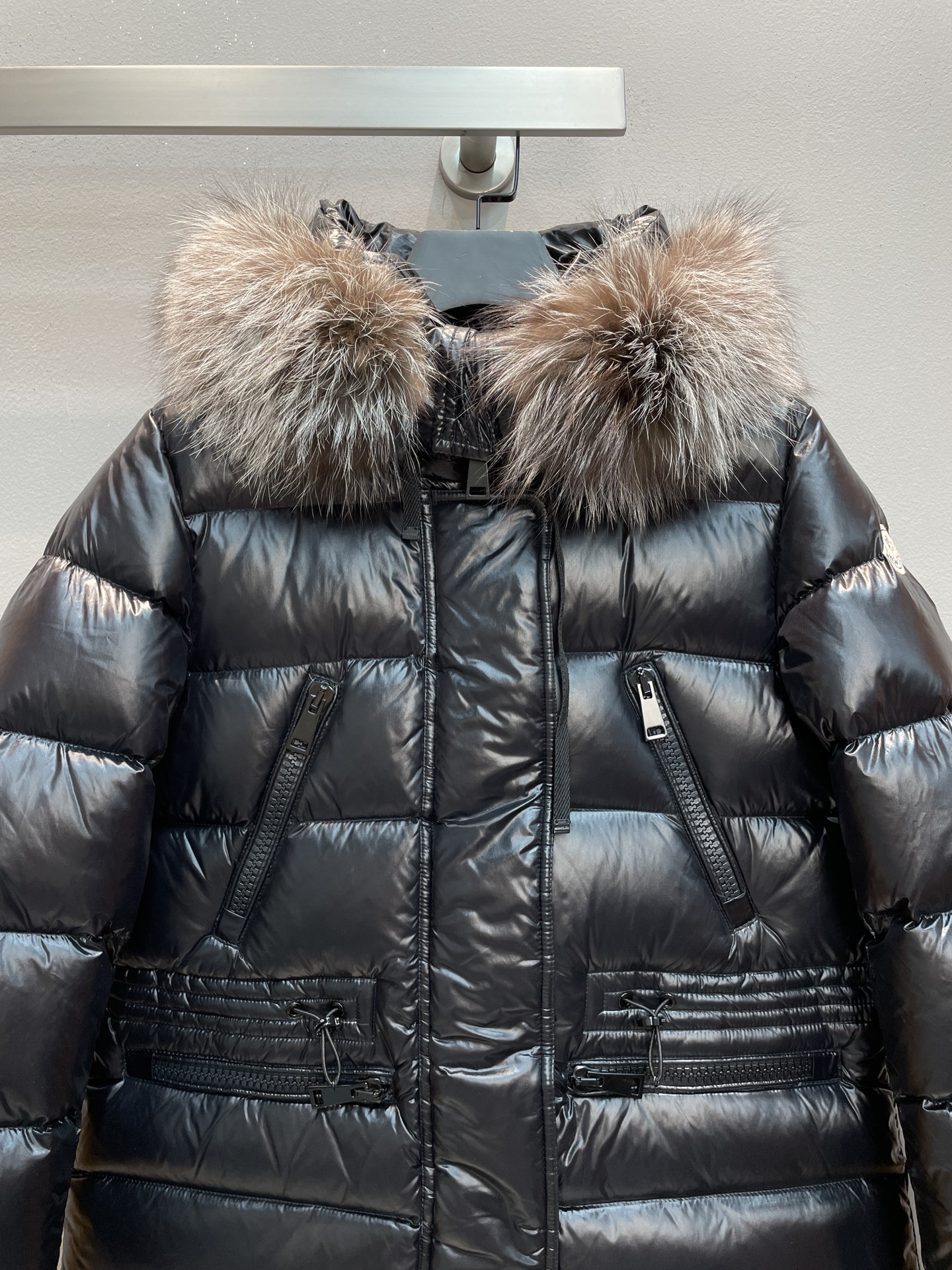 新款🌟出货啦📢 Moncle*秋冬经典Aphroti系列超长款羽绒服，超大狐狸毛大毛领，光一条毛领就将近