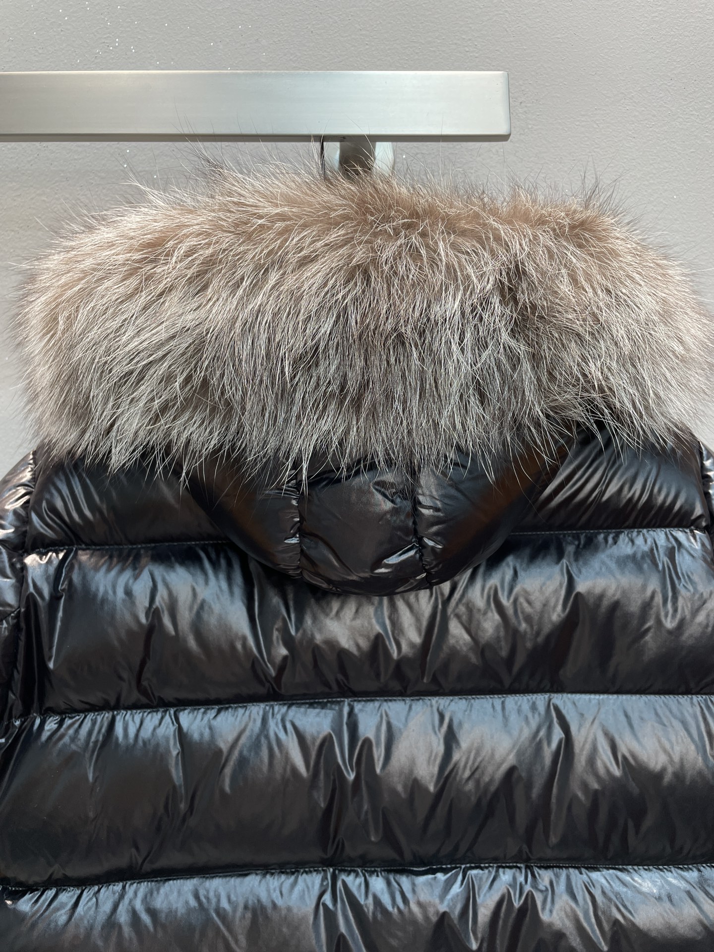 新款🌟出货啦📢 Moncle*秋冬经典Aphroti系列超长款羽绒服，超大狐狸毛大毛领，光一条毛领就将近