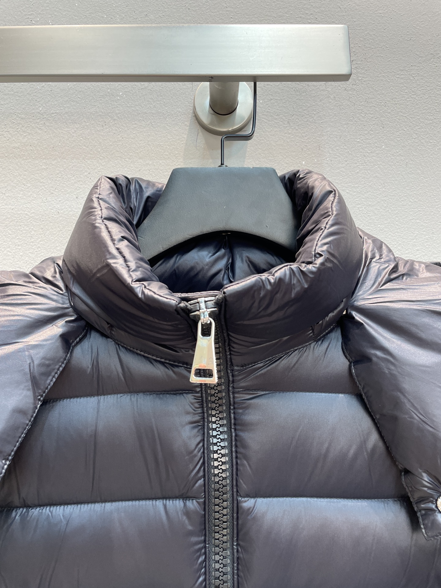 新款🌟出货啦📢 Moncle*秋冬经典Dalles系列情侣款羽绒服，可拆卸连帽设计，充绒是最顶级的90白