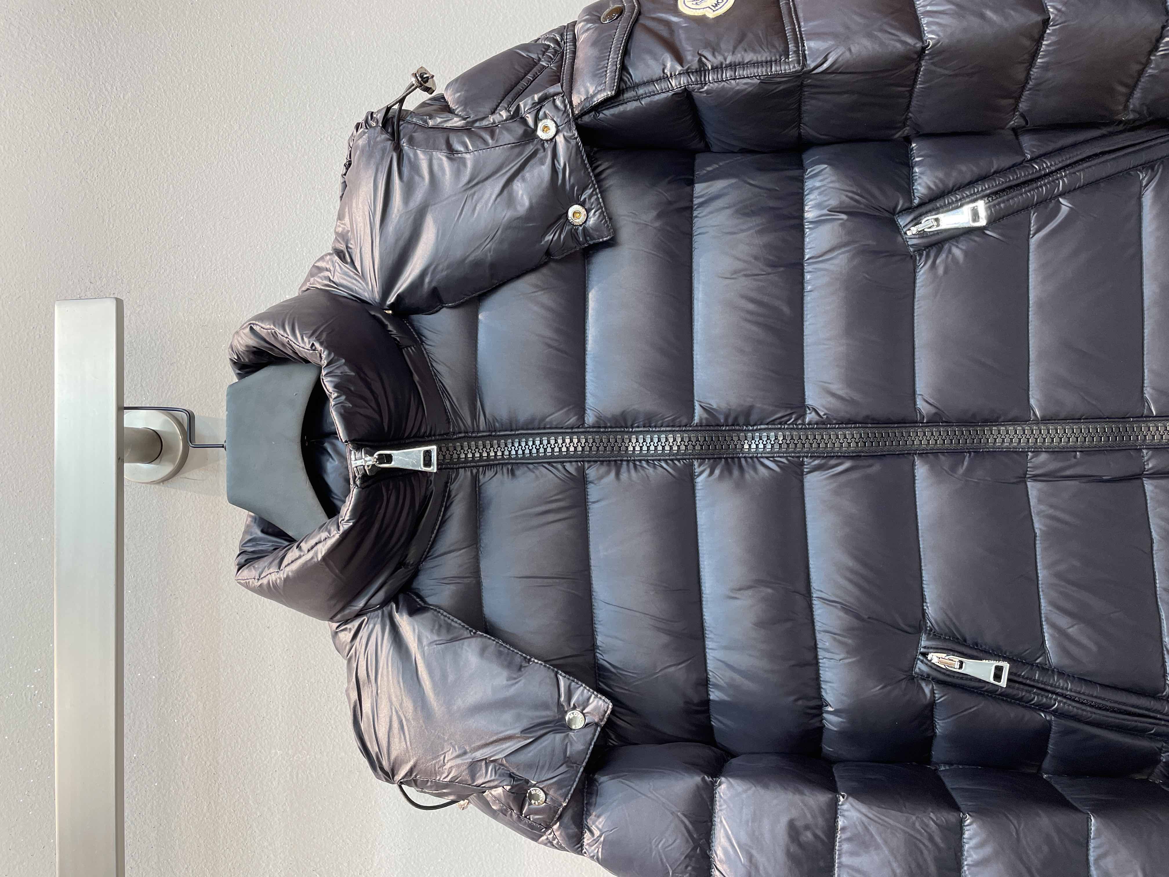 新款🌟出货啦📢 Moncle*秋冬经典Dalles系列情侣款羽绒服，可拆卸连帽设计，充绒是最顶级的90白