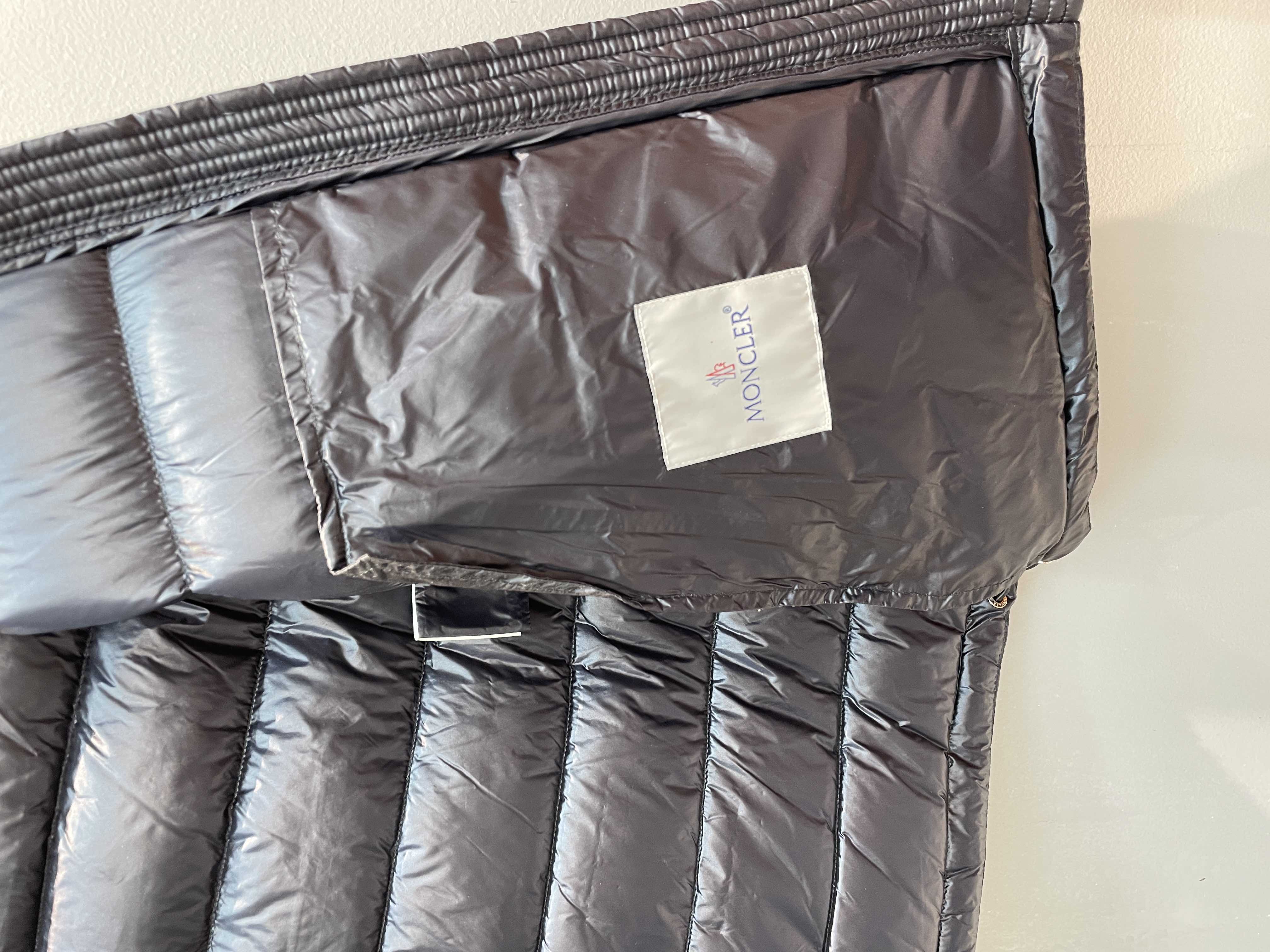 新款🌟出货啦📢 Moncle*秋冬经典Dalles系列情侣款羽绒服，可拆卸连帽设计，充绒是最顶级的90白