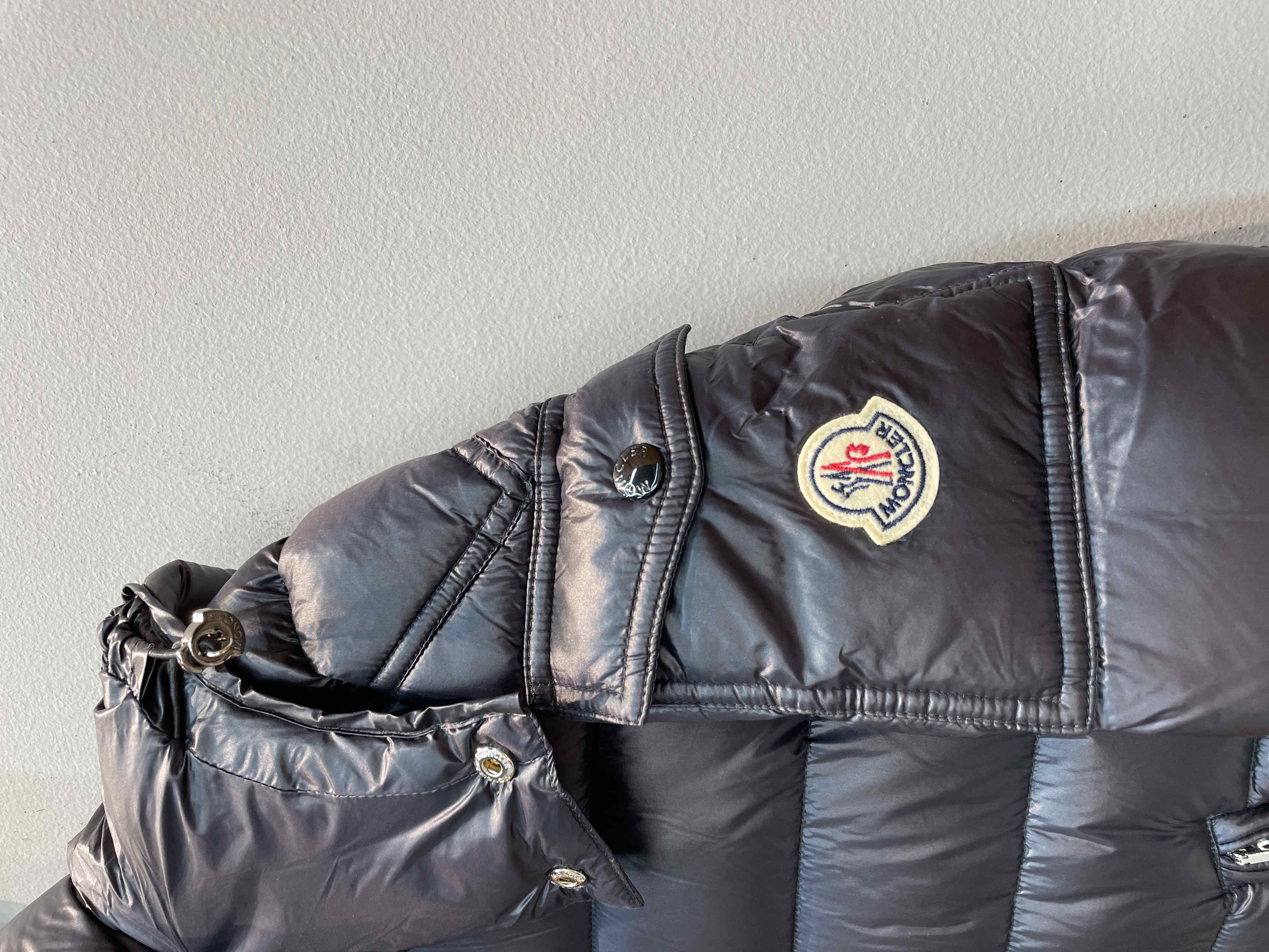 新款🌟出货啦📢 Moncle*秋冬经典Dalles系列情侣款羽绒服，可拆卸连帽设计，充绒是最顶级的90白