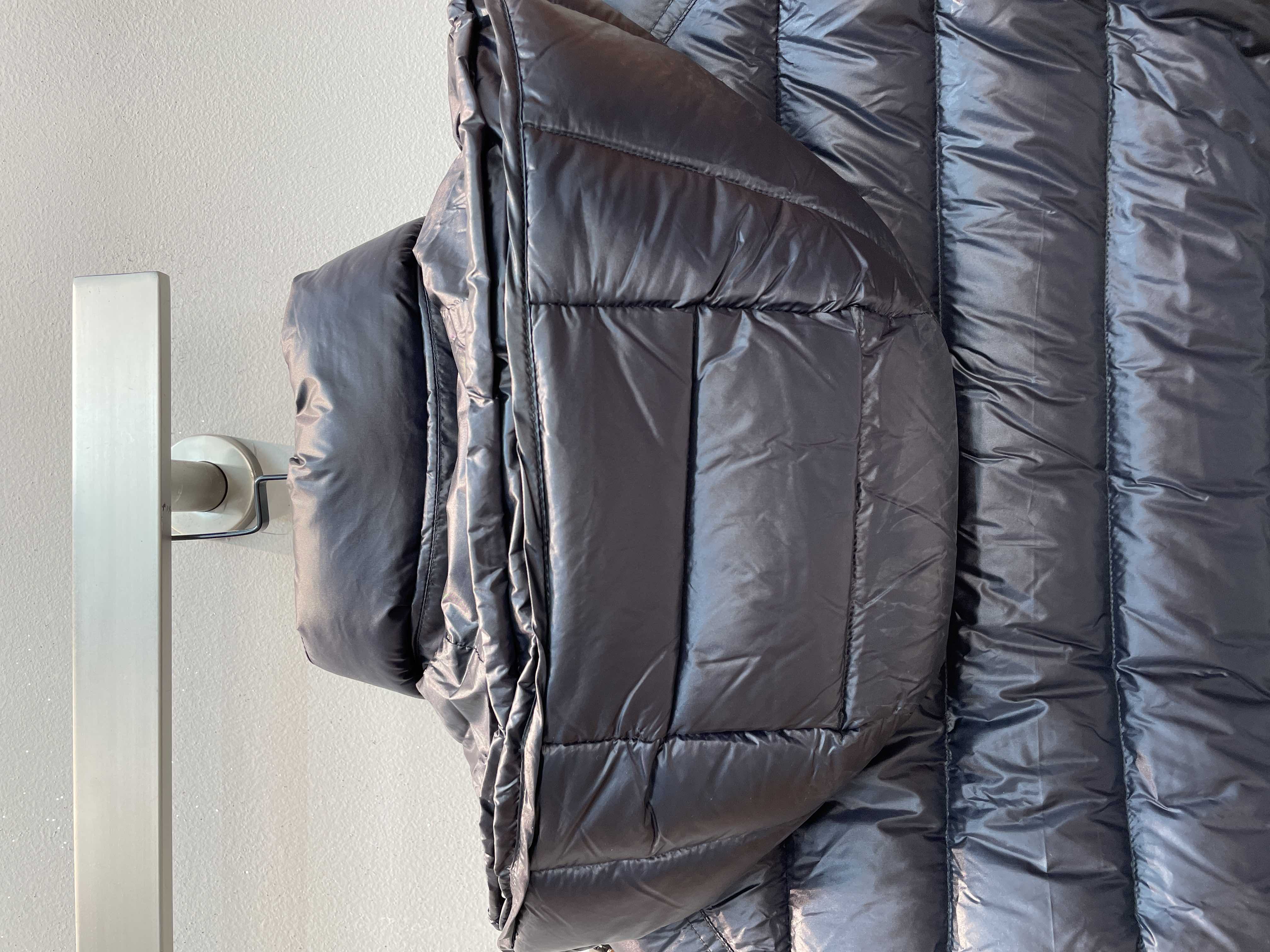 新款🌟出货啦📢 Moncle*秋冬经典Dalles系列情侣款羽绒服，可拆卸连帽设计，充绒是最顶级的90白