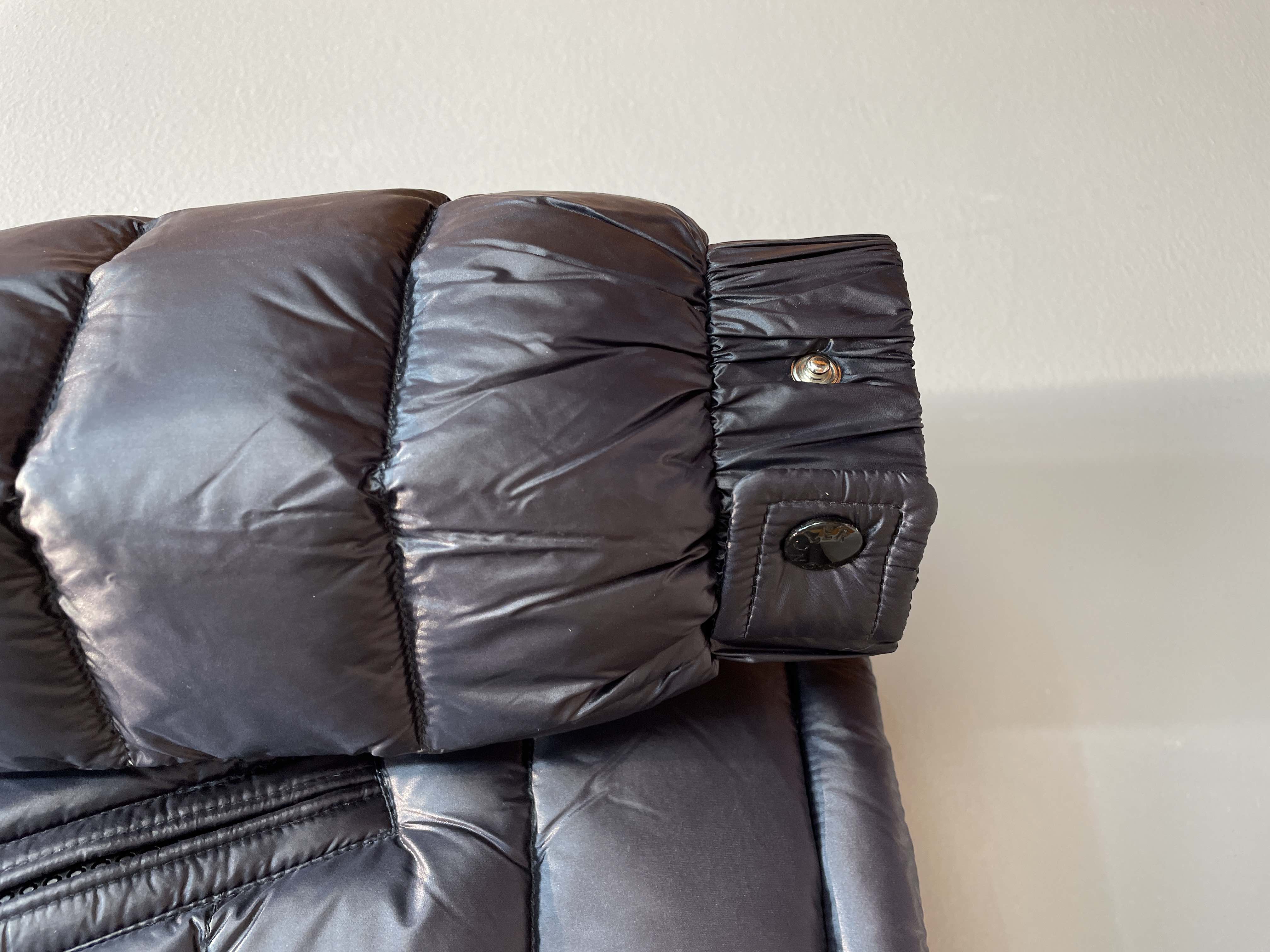 新款🌟出货啦📢 Moncle*秋冬经典Dalles系列情侣款羽绒服，可拆卸连帽设计，充绒是最顶级的90白