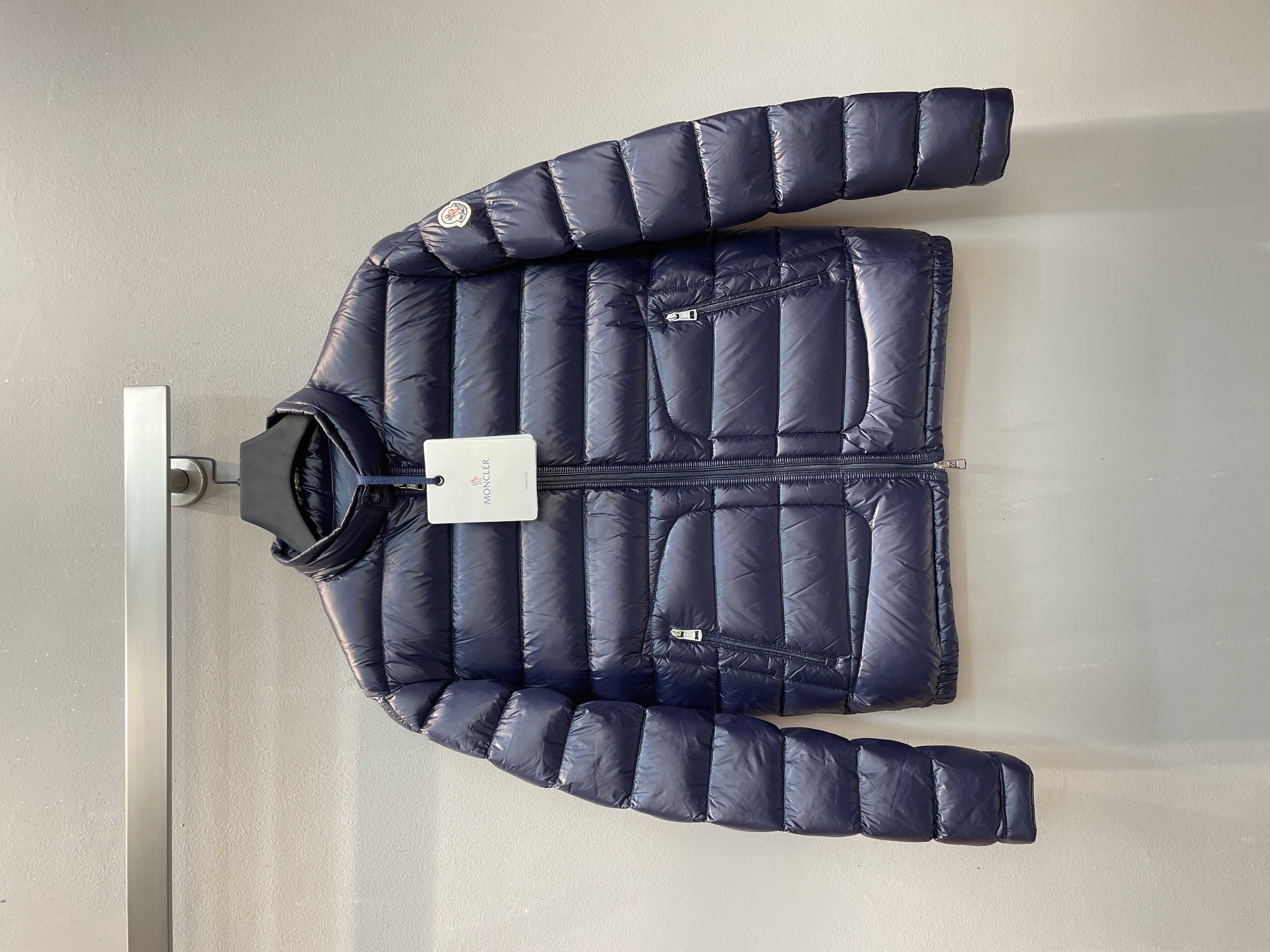 NO:489826,The new model with dust bag is shipped MMoncle* autumn and winter classic Acorus series men's down jacket, with a light-weight stand collar design, and the top 90 white goose down velvet is the top 90 white goose down. You can tell whether the velvet is good or bad by looking at the fullness and resilience. What you see in real shots are what you see, so please feel free to buy it with confidence!  All washings have NFC recognition and scanning codes!  Black Dark Blue 1-2-3-4-5-6 Six codes!  ,,down jacket,alexander wang19860909配防尘袋新款出货啦MMoncle*秋冬经典Acorus系列男款羽绒服,立领轻便设计,充绒是最顶级的90白鹅绒,看饱满度和回弹性就知道绒的好坏,大货实拍所见即所得,保证最高版本请放心购买！水洗均有NFC识别扫码！ 黑色 深蓝色 1-2-3-4-5-6六个码！,,down jacket,alexander wang,Women's clothing