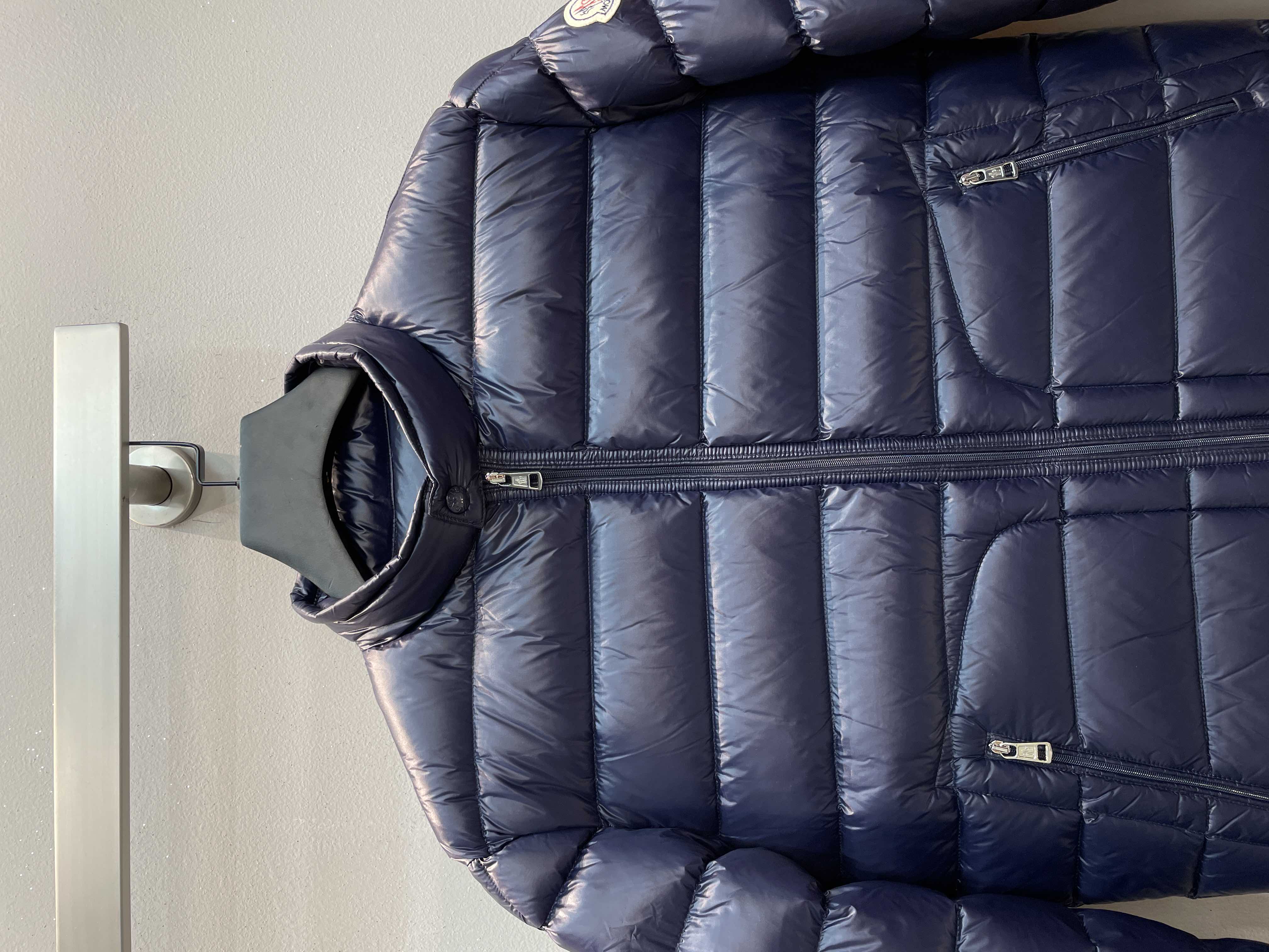 新款🌟出货啦📢 Moncle*秋冬经典Acorus系列男款羽绒服，立领轻便设计，充绒是最顶级的90白鹅绒