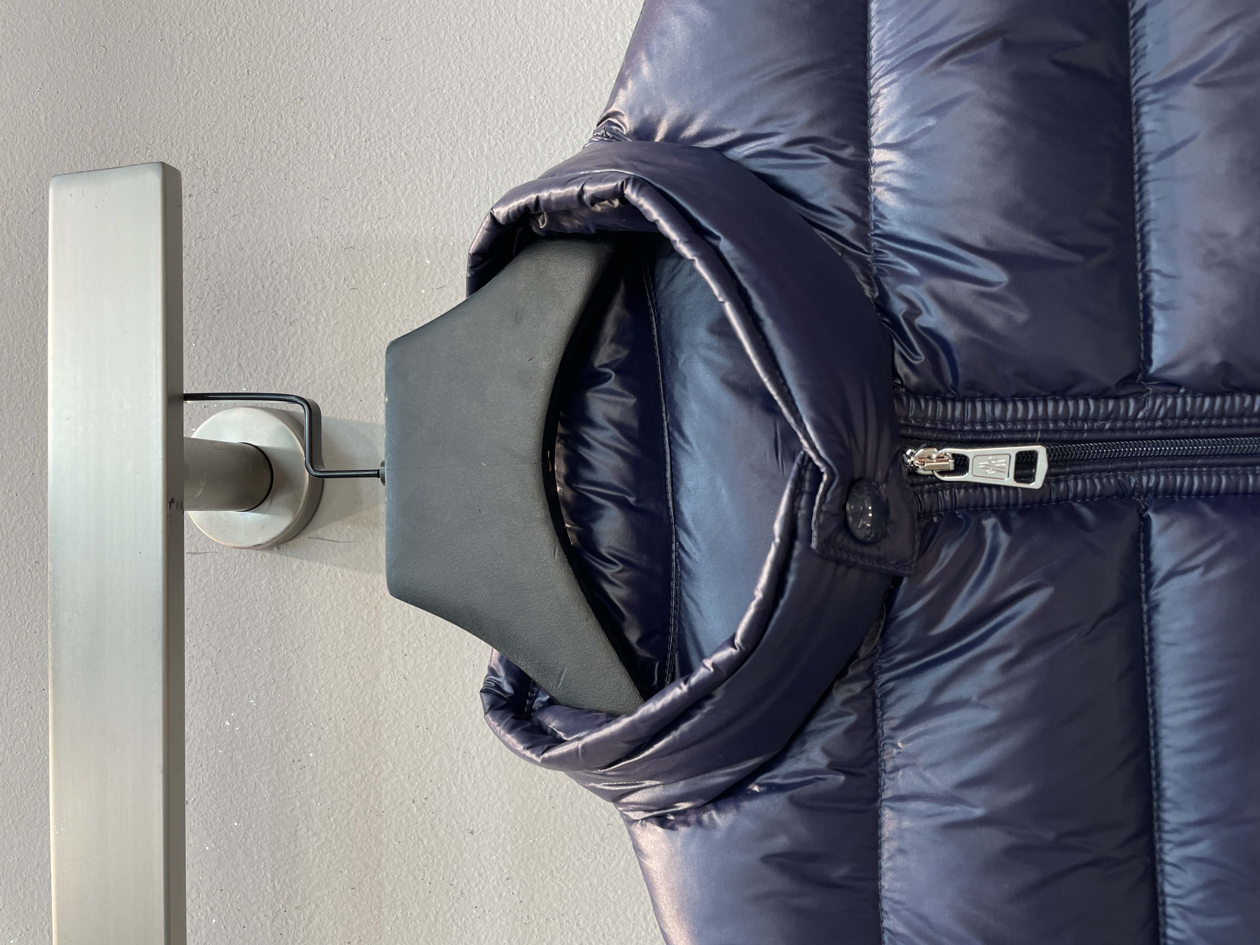 新款🌟出货啦📢 Moncle*秋冬经典Acorus系列男款羽绒服，立领轻便设计，充绒是最顶级的90白鹅绒