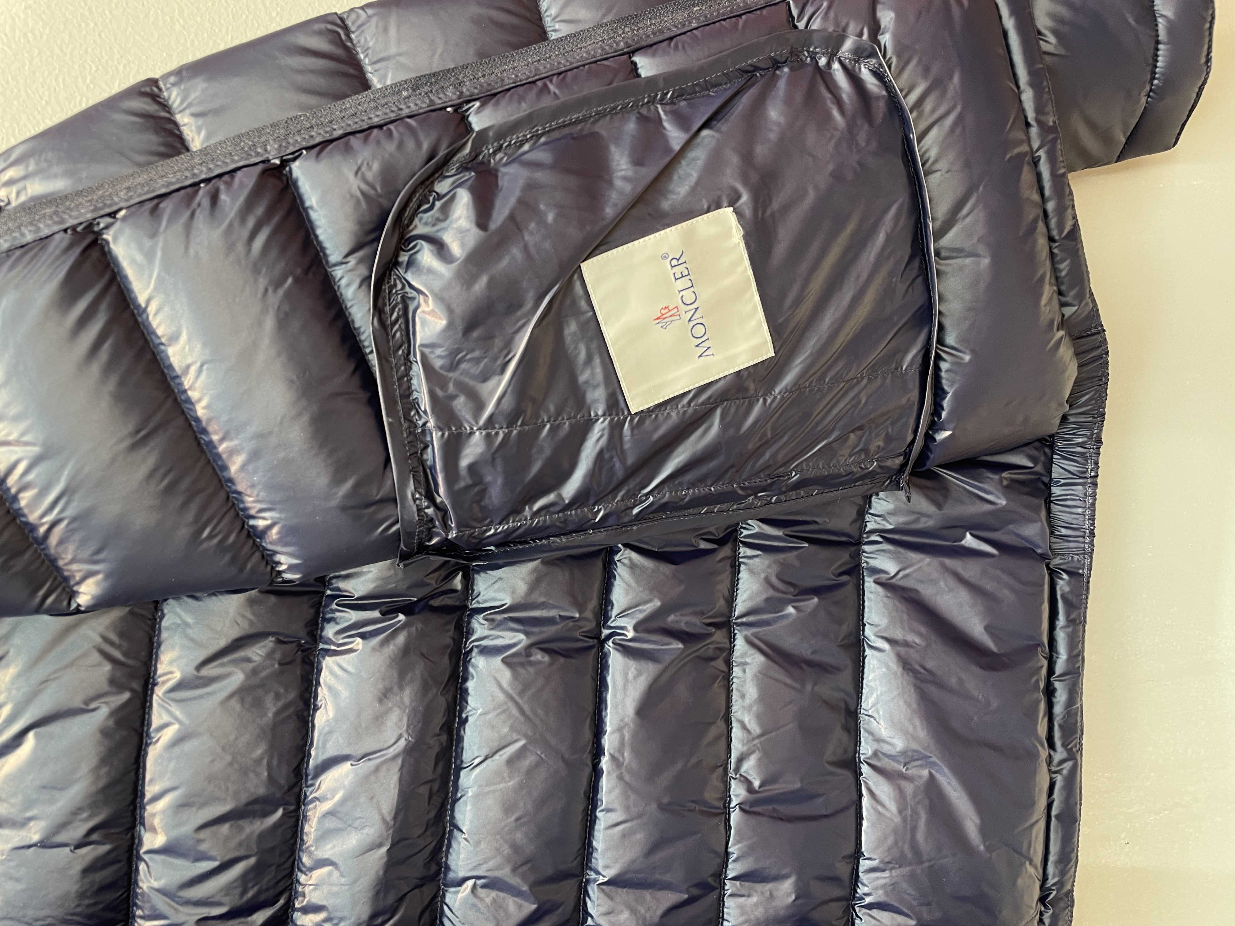 新款🌟出货啦📢 Moncle*秋冬经典Acorus系列男款羽绒服，立领轻便设计，充绒是最顶级的90白鹅绒