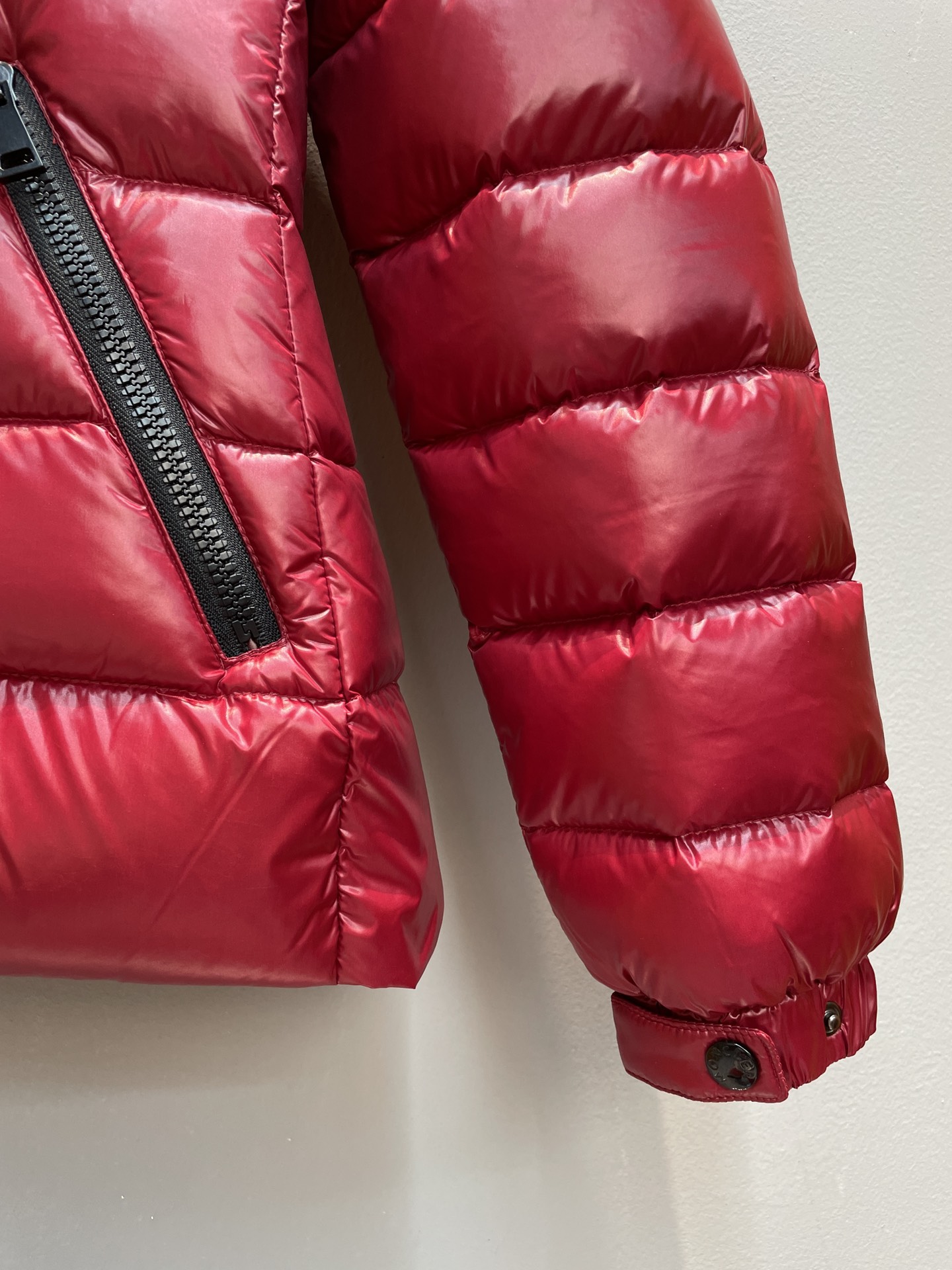 新款🌟出货啦📢 Moncle*秋冬经典Bady系列常规羽绒服，可拆卸连帽设计！修身轻薄款！充绒是最顶级的