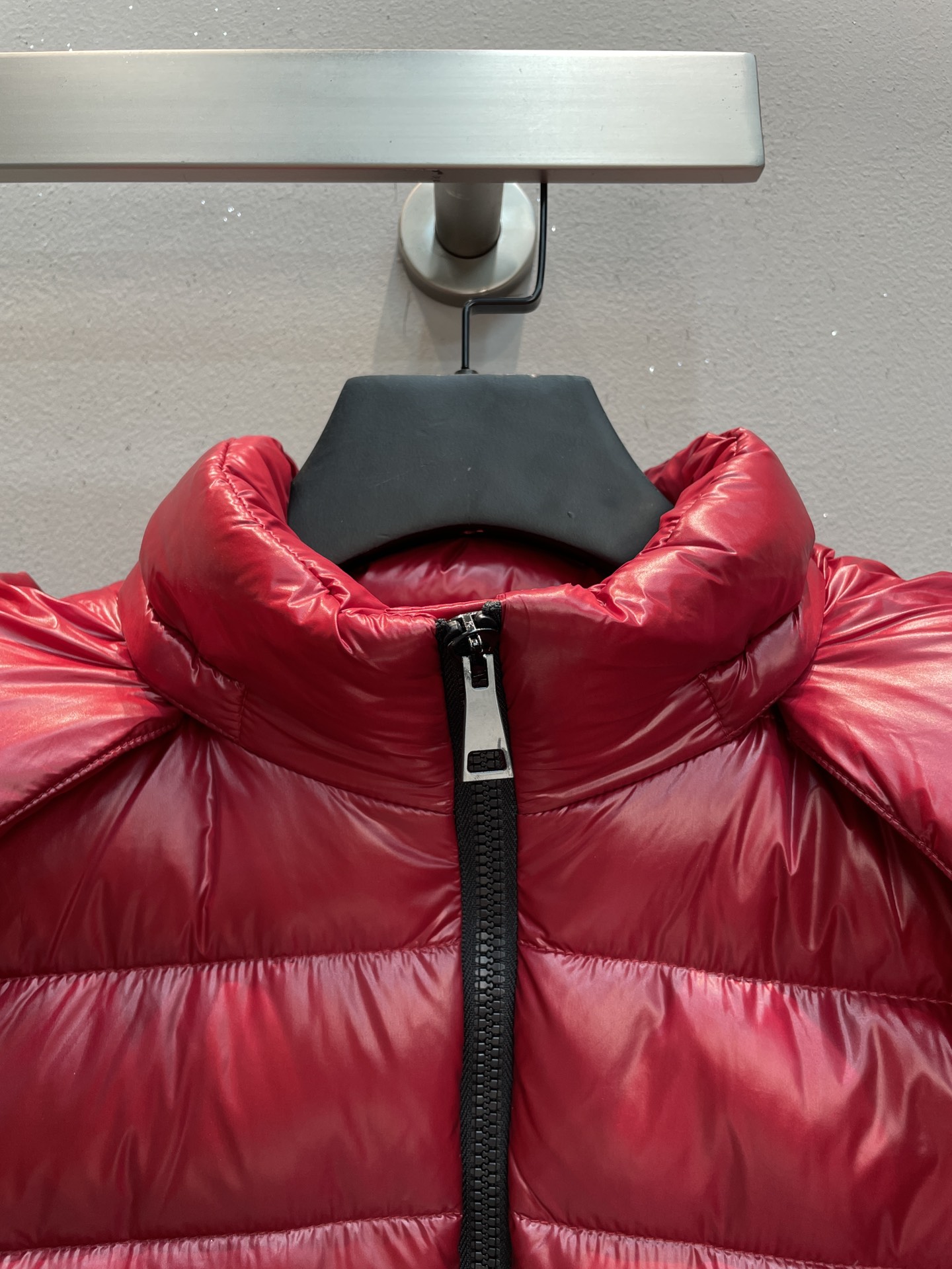 新款🌟出货啦📢 Moncle*秋冬经典Bady系列常规羽绒服，可拆卸连帽设计！修身轻薄款！充绒是最顶级的