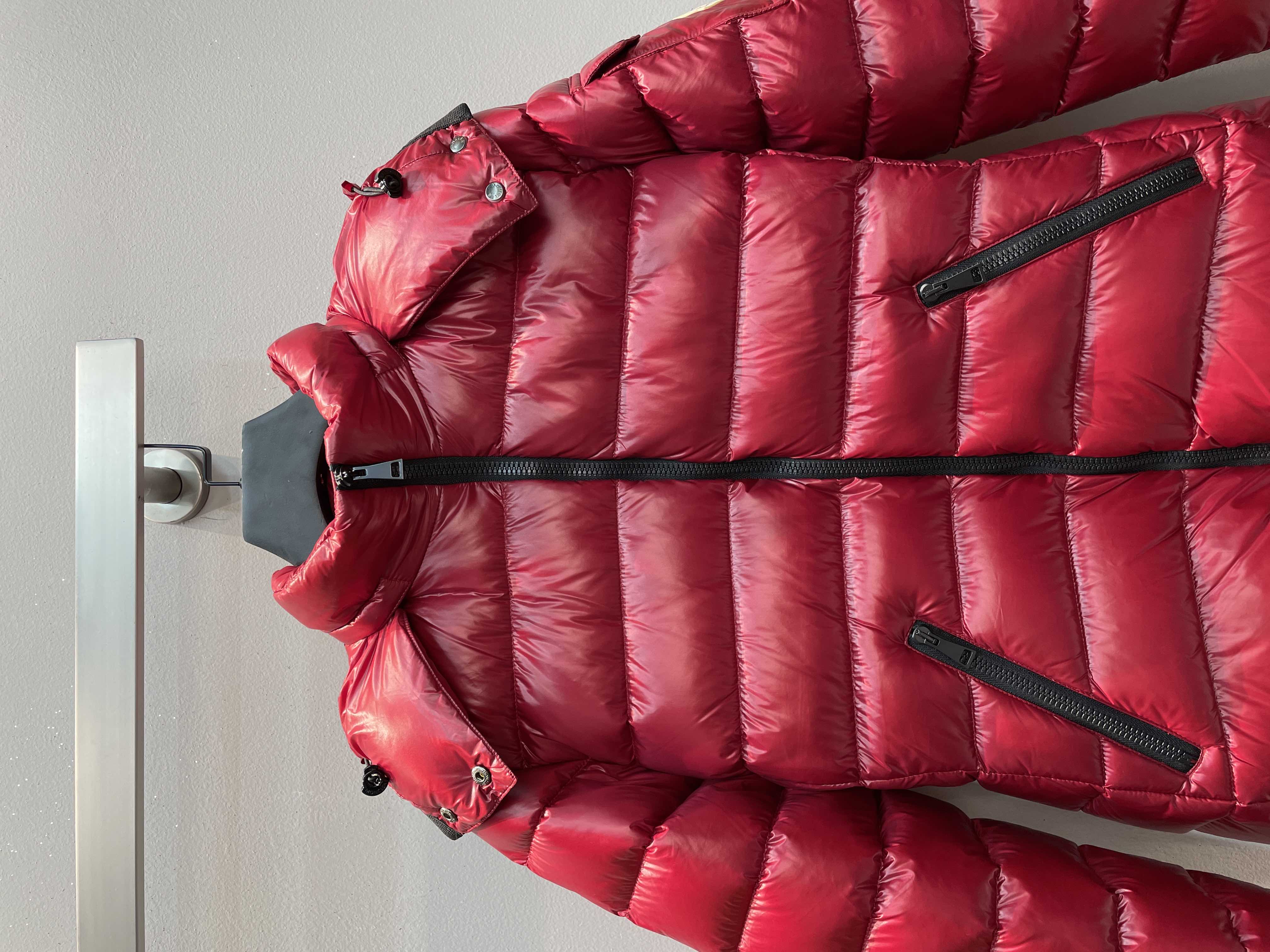 新款🌟出货啦📢 Moncle*秋冬经典Bady系列常规羽绒服，可拆卸连帽设计！修身轻薄款！充绒是最顶级的