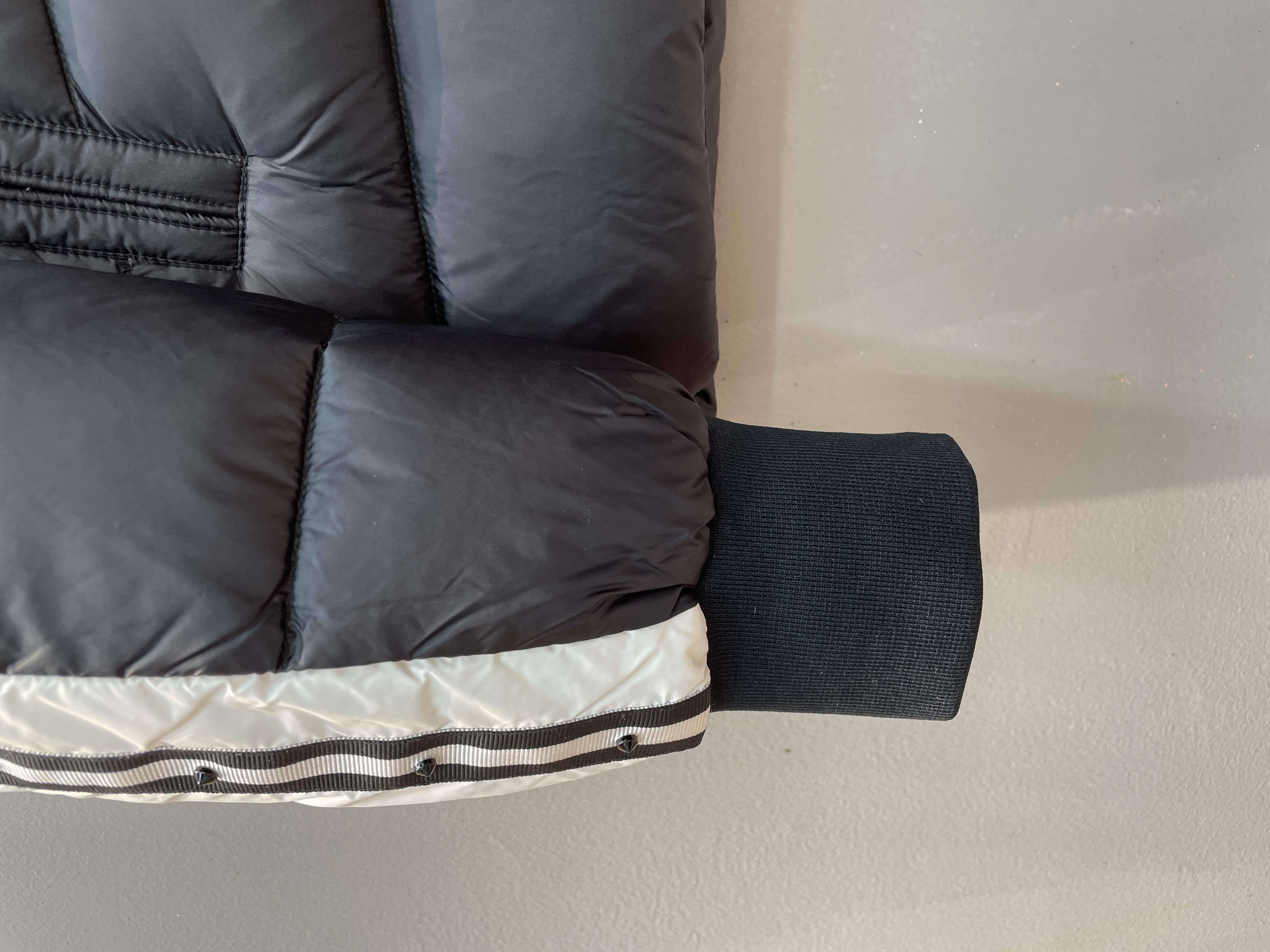 新款🌟出货啦📢 Moncle*秋冬经典Stellaire系列情侣款不可拆连帽羽绒服，侧袖黑白横杠织条拼接