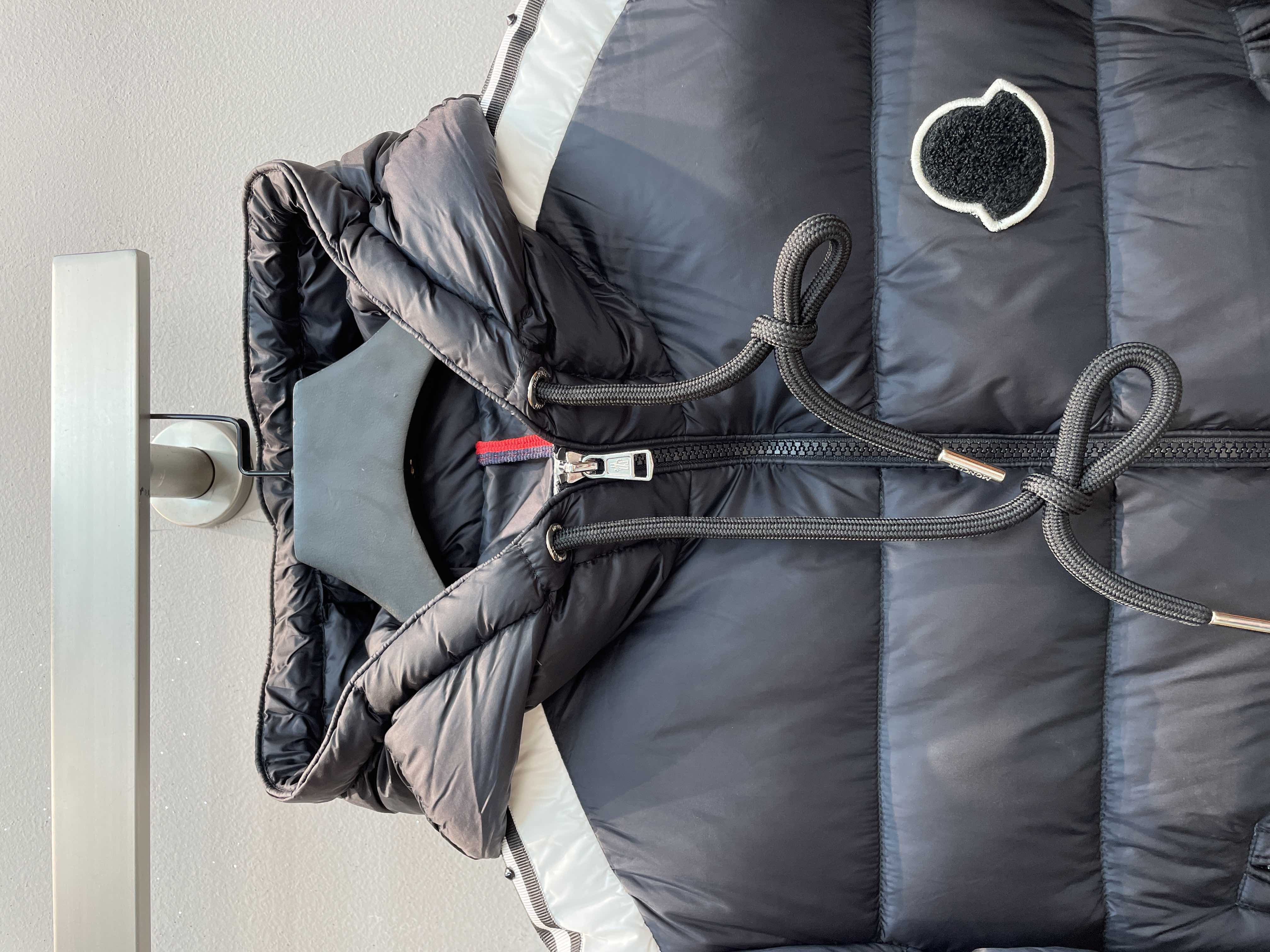 新款🌟出货啦📢 Moncle*秋冬经典Stellaire系列情侣款不可拆连帽羽绒服，侧袖黑白横杠织条拼接