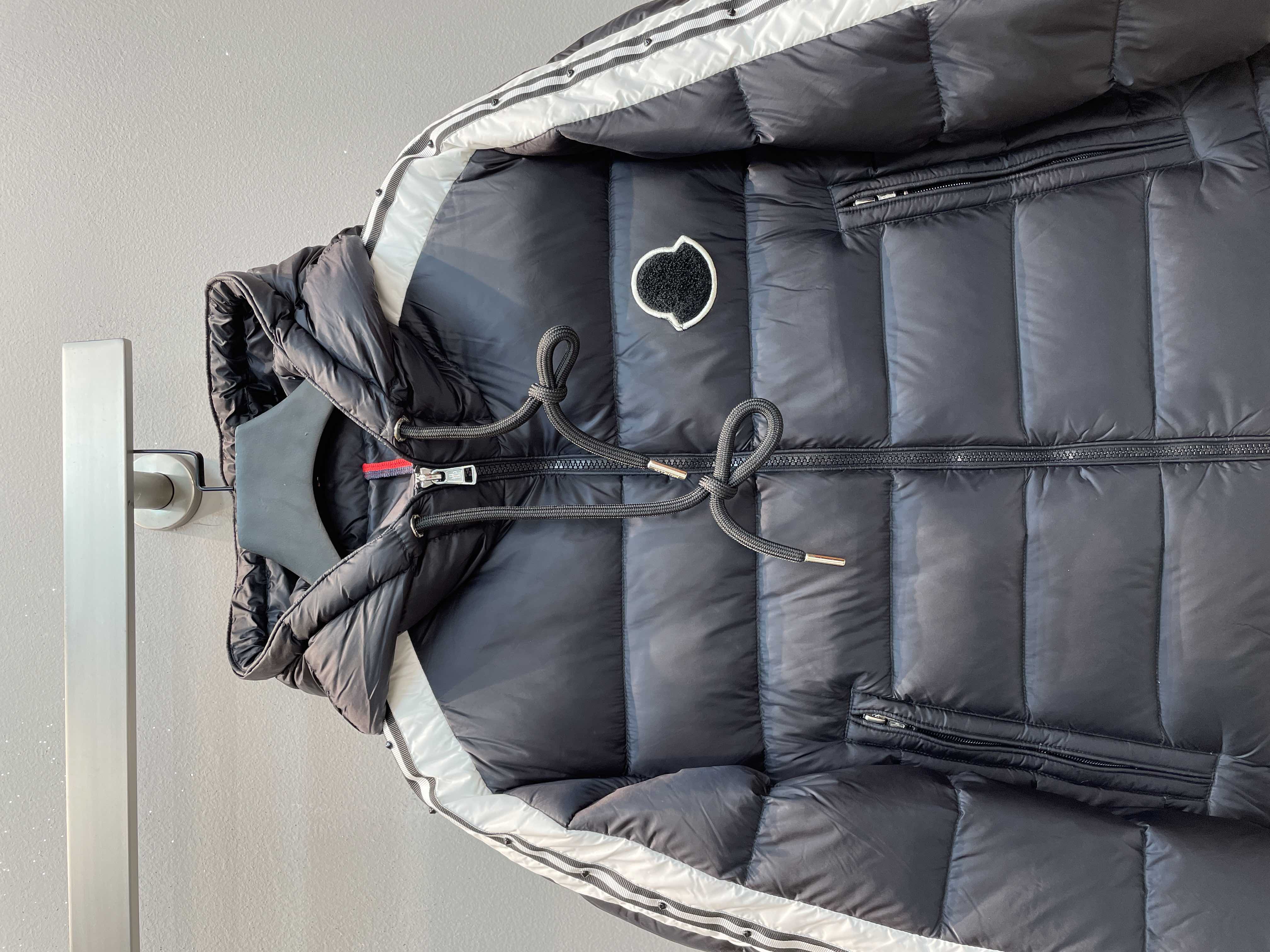 新款🌟出货啦📢 Moncle*秋冬经典Stellaire系列情侣款不可拆连帽羽绒服，侧袖黑白横杠织条拼接