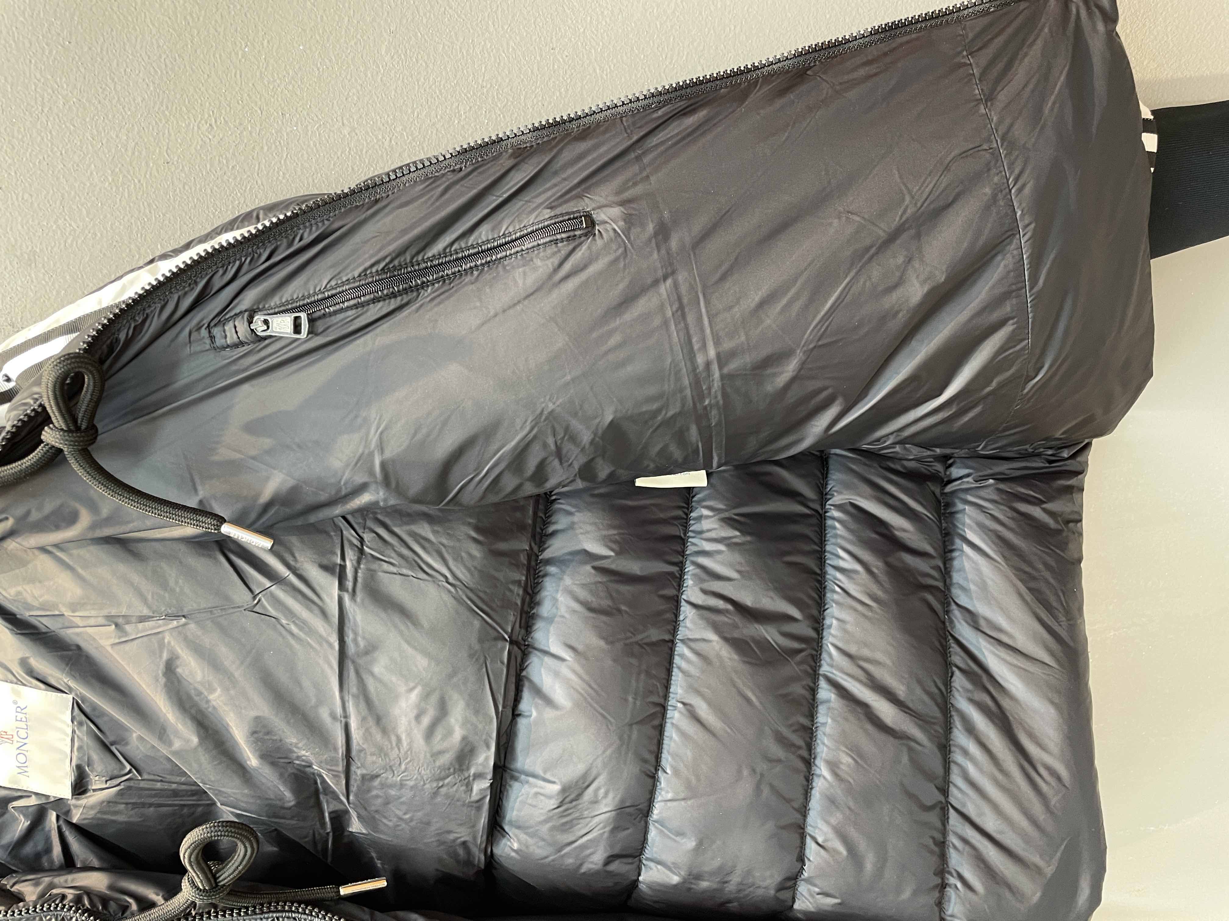 新款🌟出货啦📢 Moncle*秋冬经典Stellaire系列情侣款不可拆连帽羽绒服，侧袖黑白横杠织条拼接