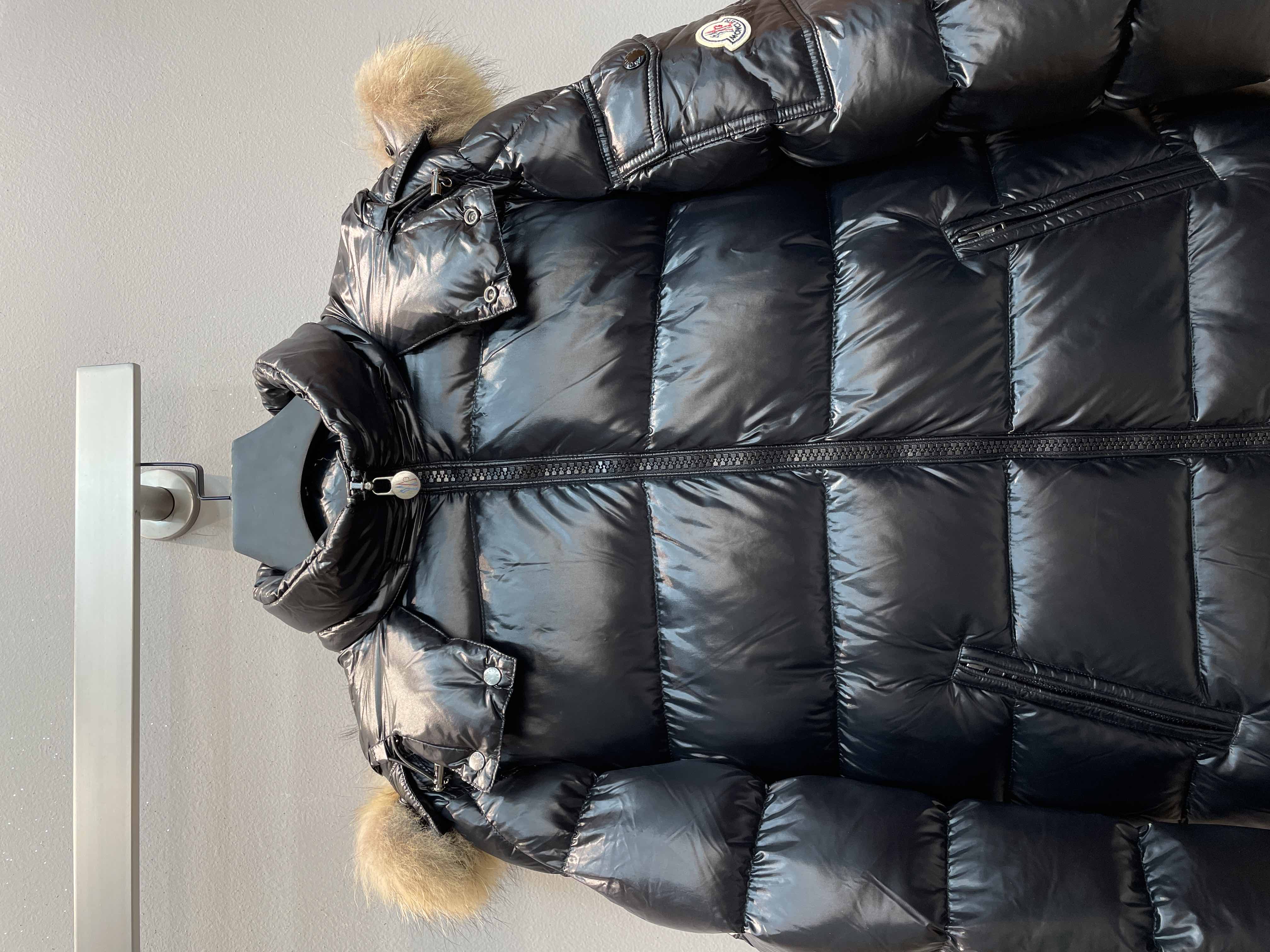 新款🌟出货啦📢 Moncle*秋冬经典Mayafur毛领羽绒服，超大狐狸毛大毛领，光一条毛领就将近300